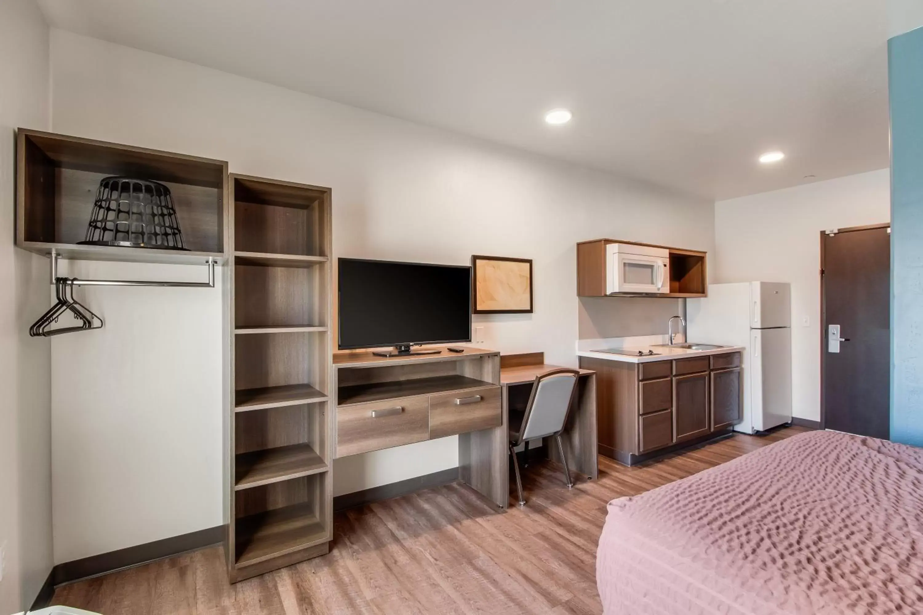 TV and multimedia, TV/Entertainment Center in WoodSpring Suites Bakersfield Airport