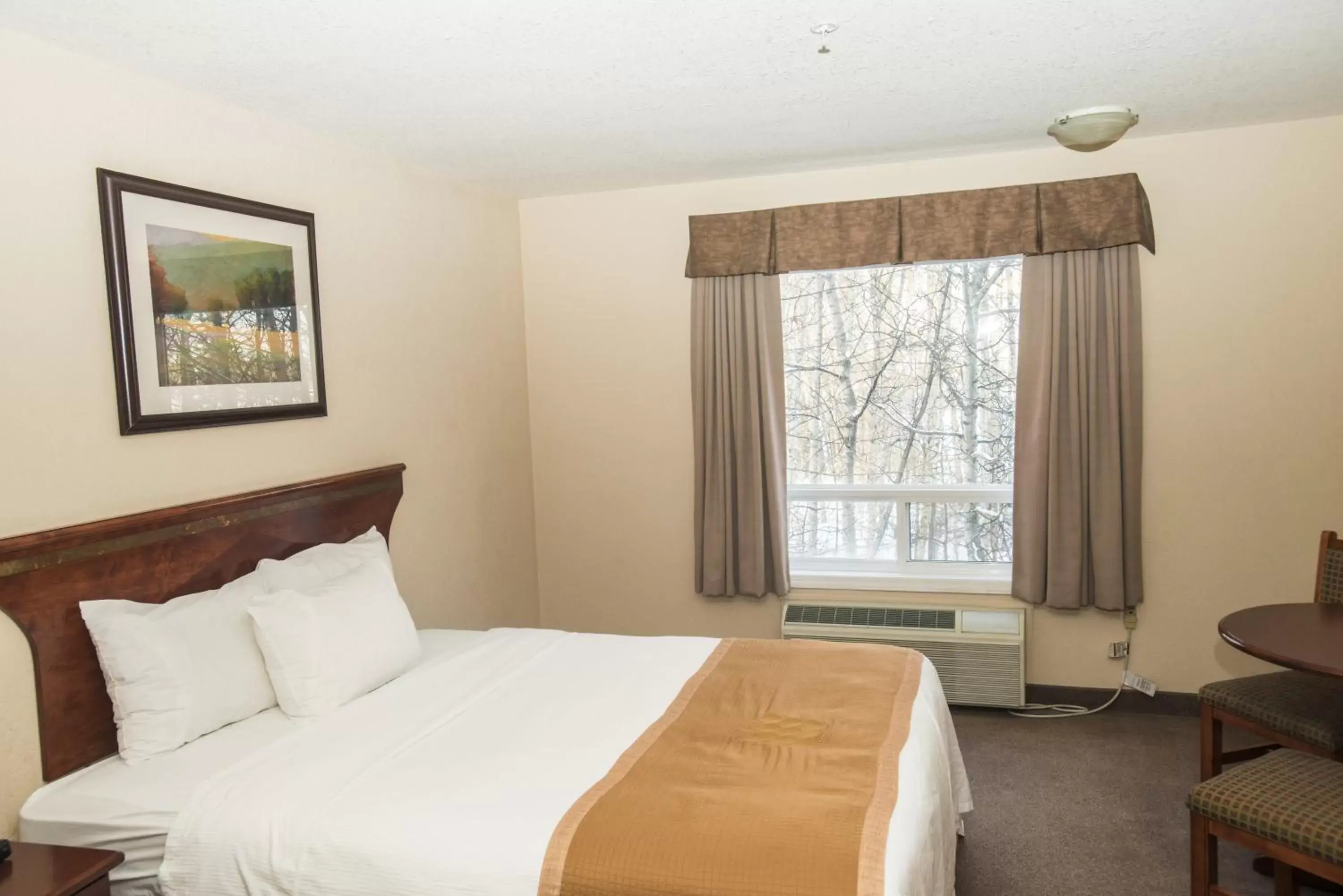 Bed in Lakeview Inns & Suites - Chetwynd