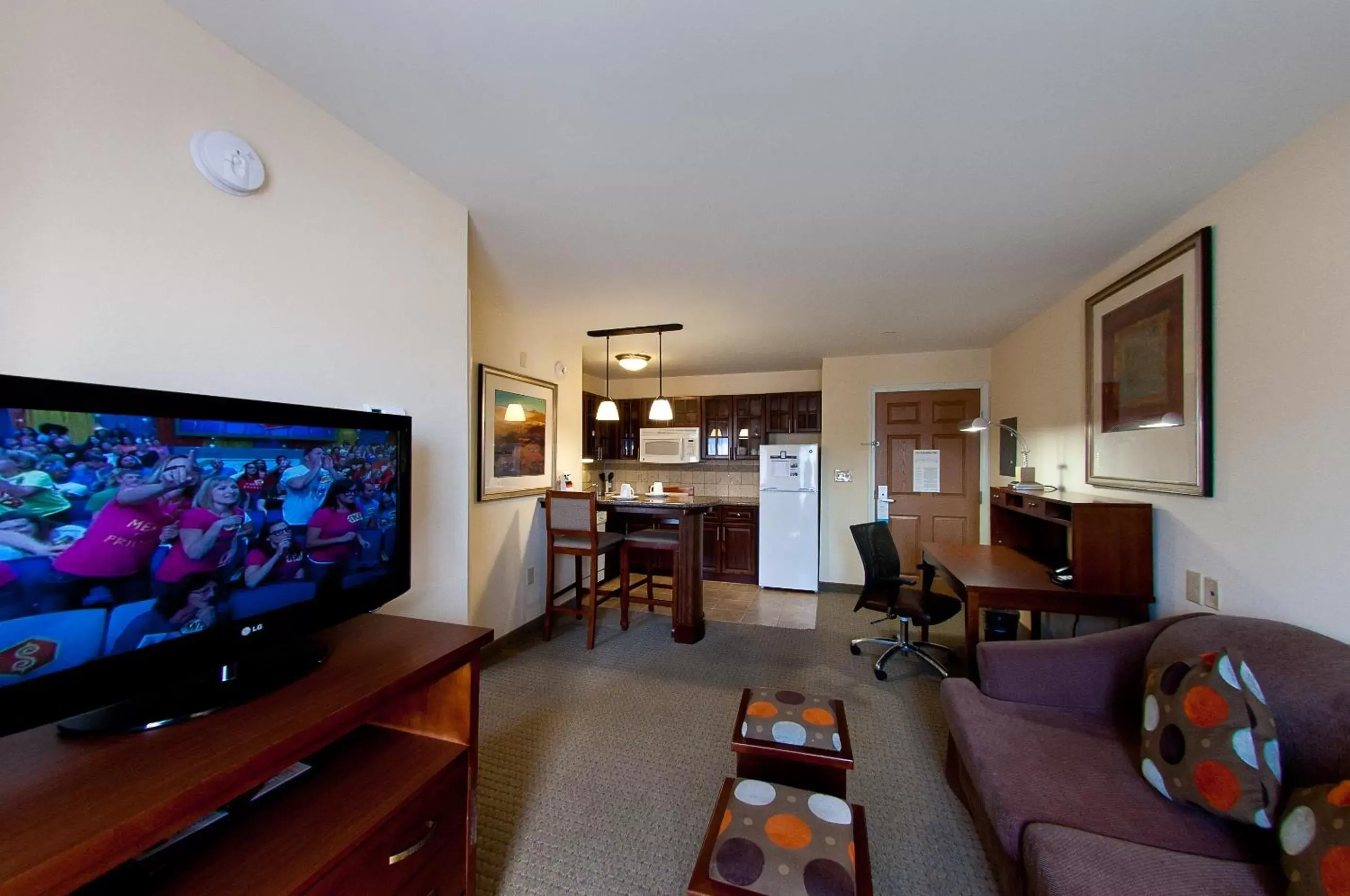 Living room, TV/Entertainment Center in Staybridge Suites East Stroudsburg - Poconos, an IHG Hotel