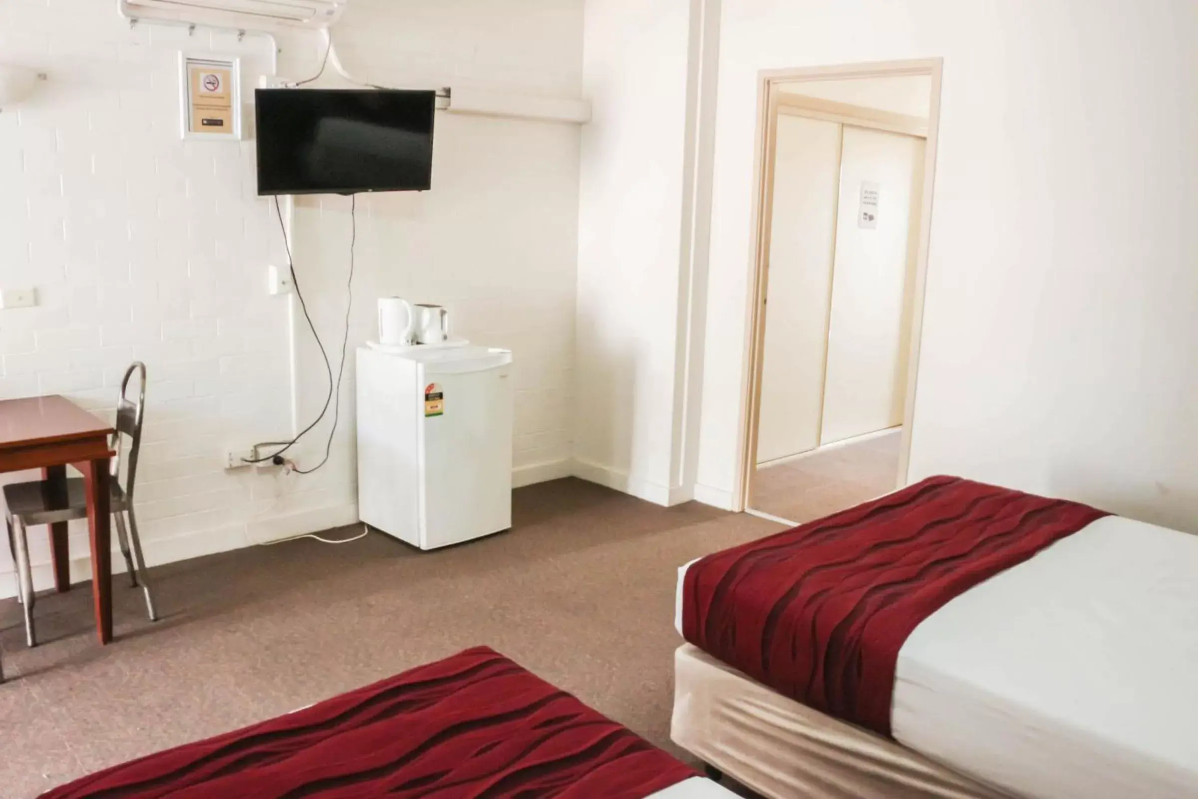 Bedroom, TV/Entertainment Center in Acacia Ridge Hotel & Motel Brisbane