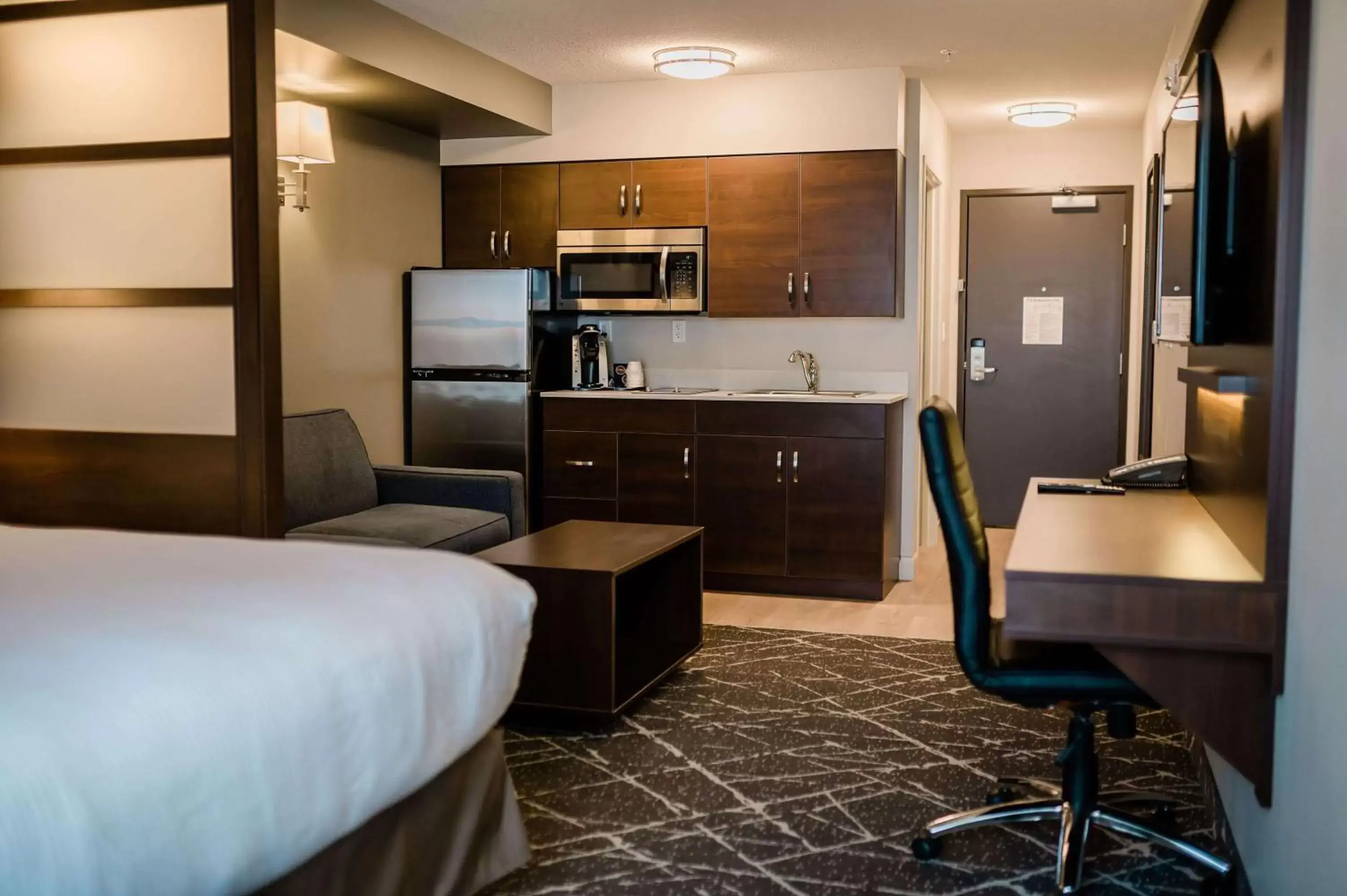 Photo of the whole room, Kitchen/Kitchenette in Microtel Inn & Suites by Wyndham Portage La Prairie