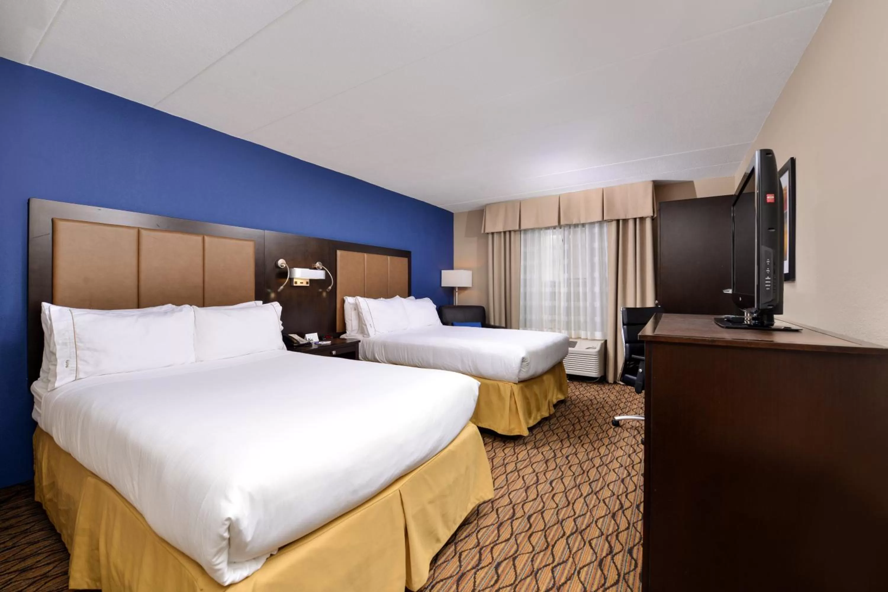 Photo of the whole room, Bed in Holiday Inn Express Hunt Valley by IHG