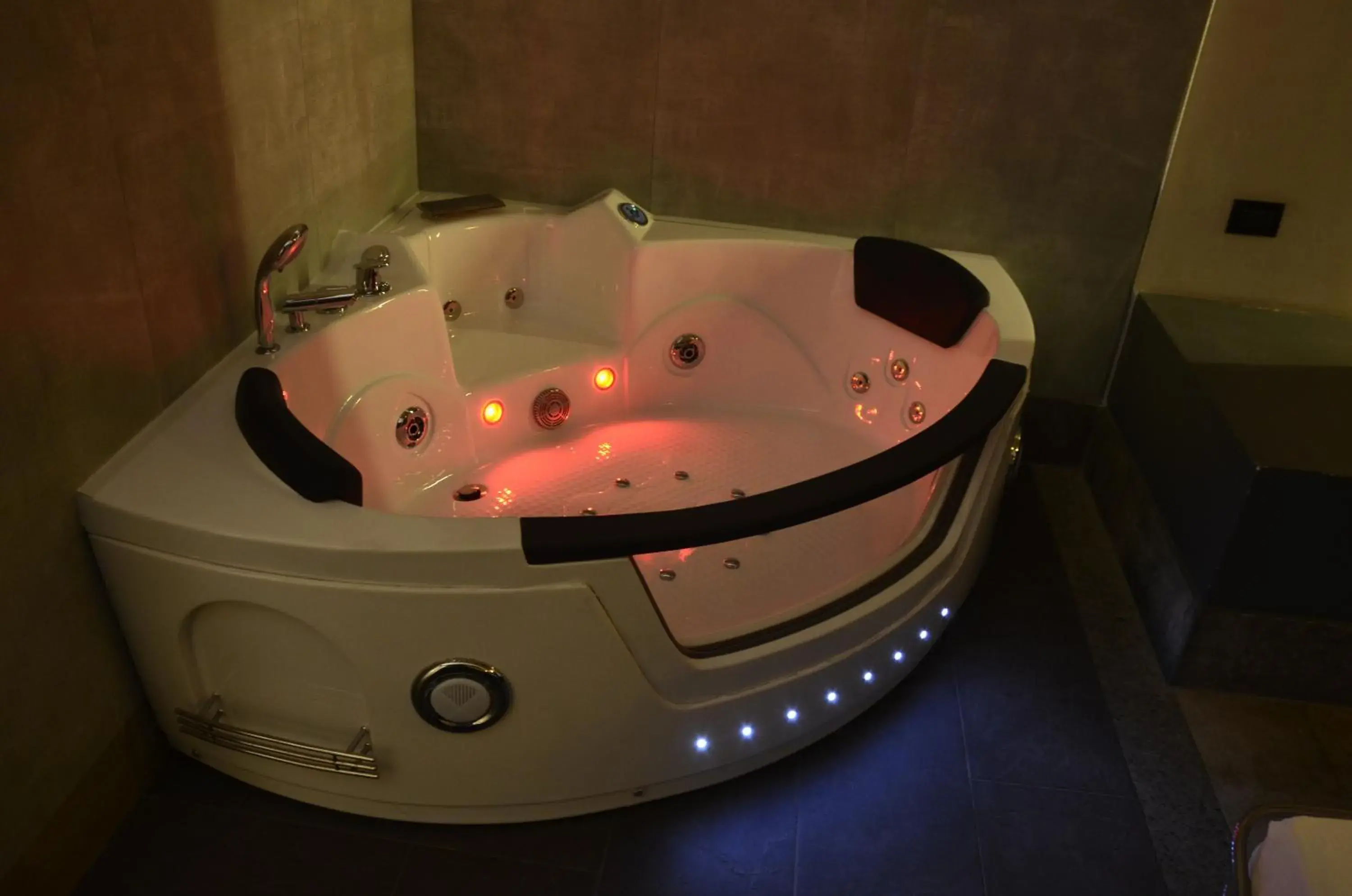 Hot Tub in Hotel Seven Rooms