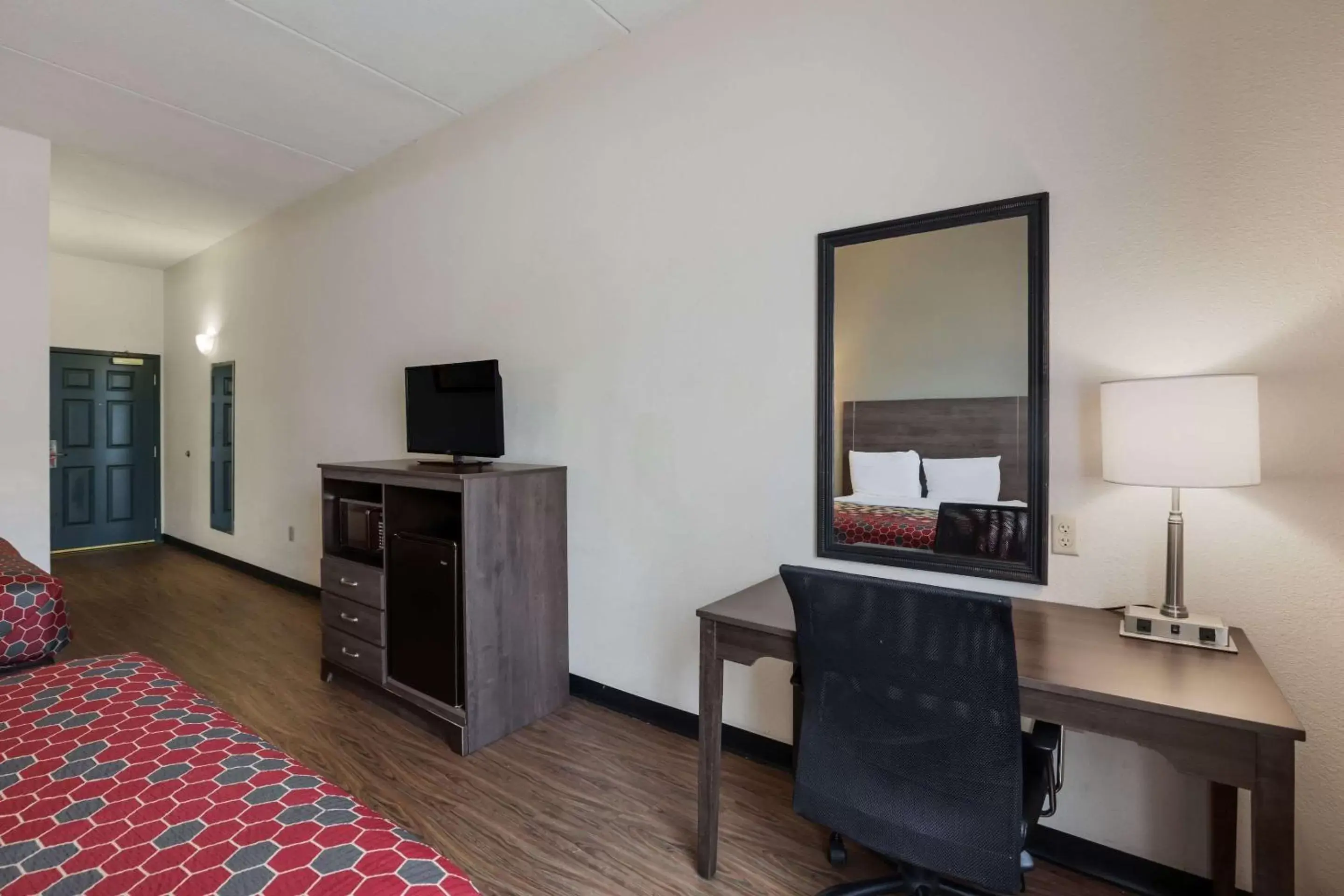 Photo of the whole room, TV/Entertainment Center in Econo Lodge Inn & Suites - Marianna