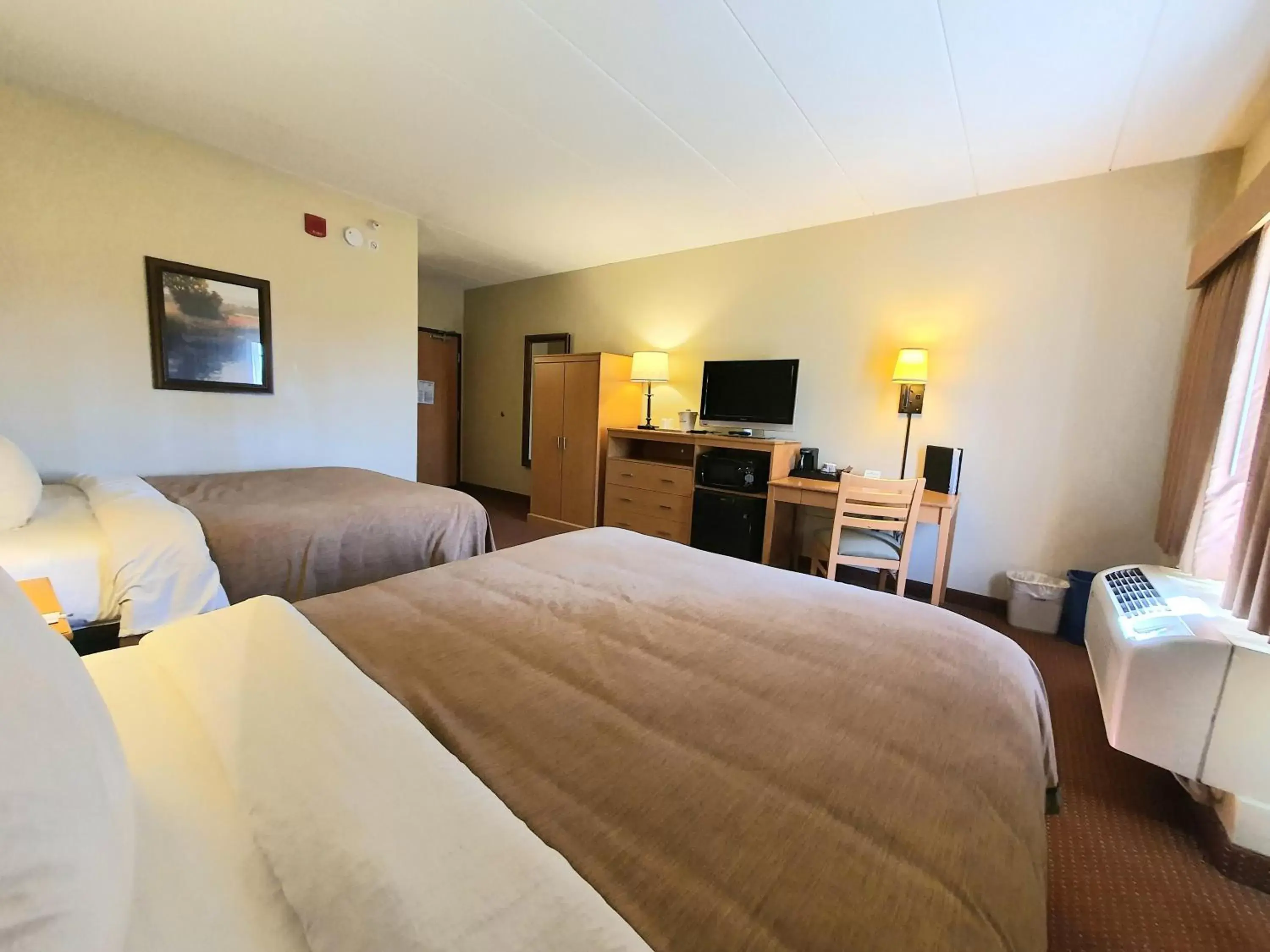 Bed in AmeriVu Inn and Suites - Waconia