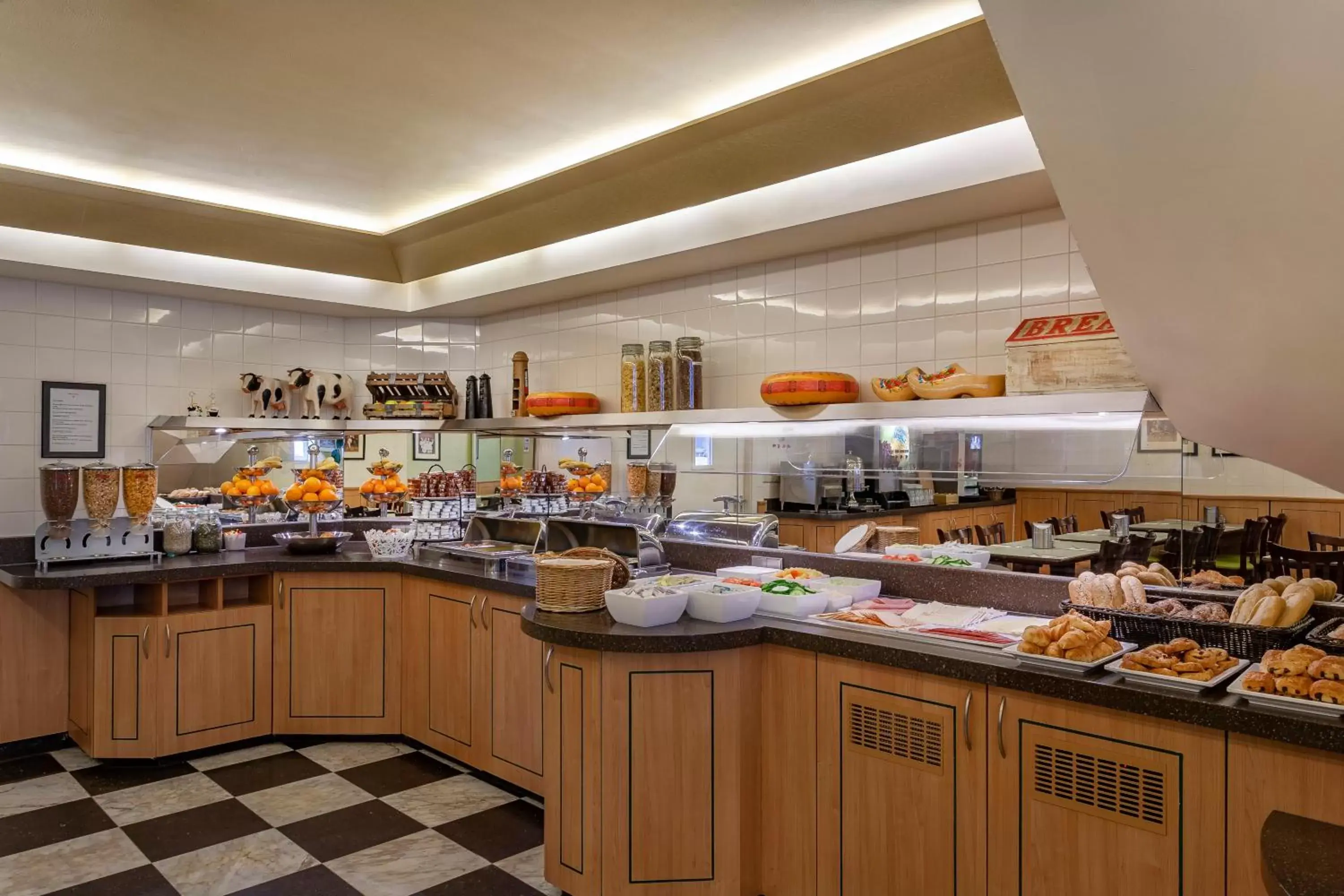 Breakfast, Restaurant/Places to Eat in Avenue Hotel