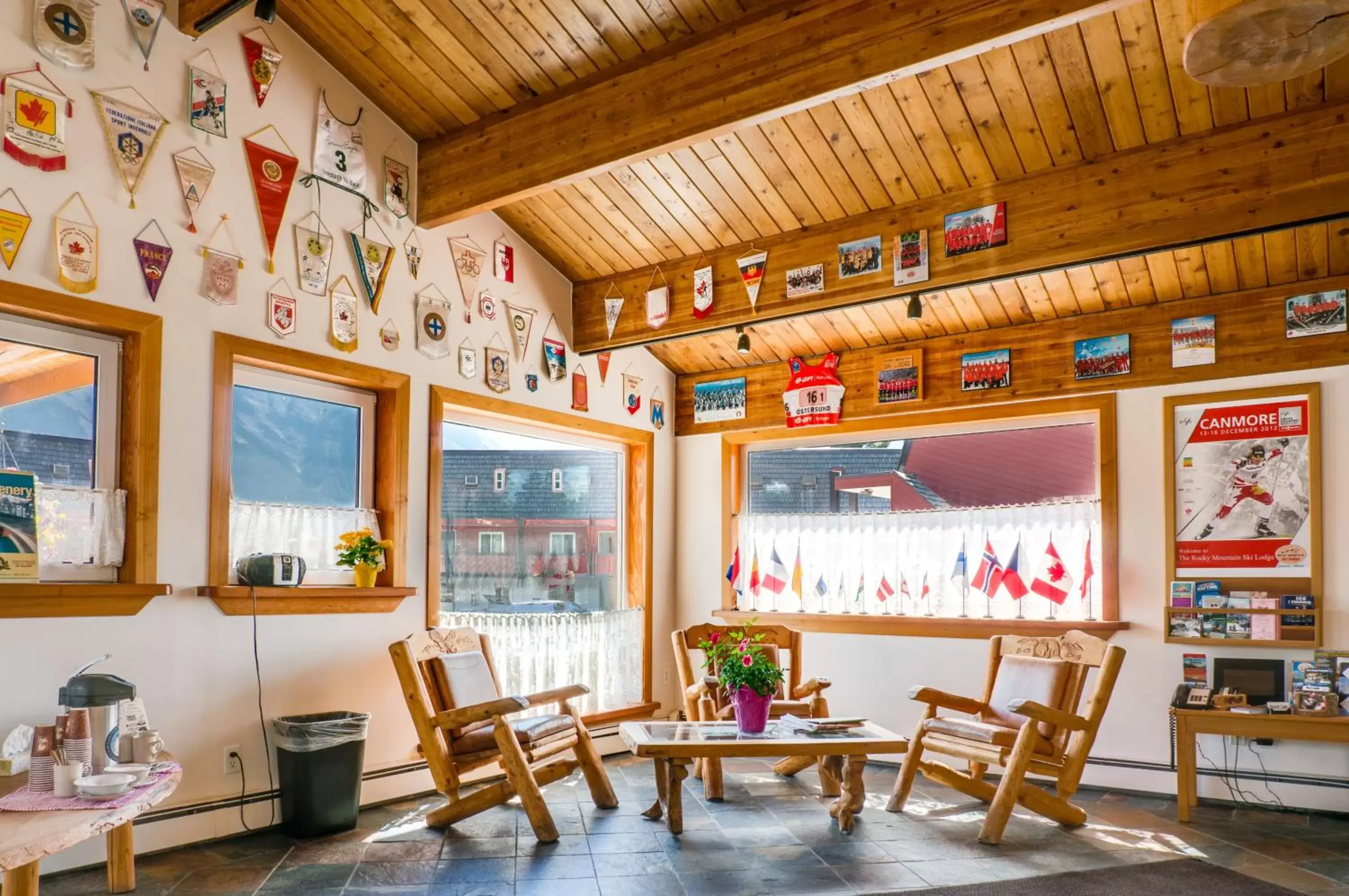 Lobby or reception, Restaurant/Places to Eat in Rocky Mountain Ski Lodge