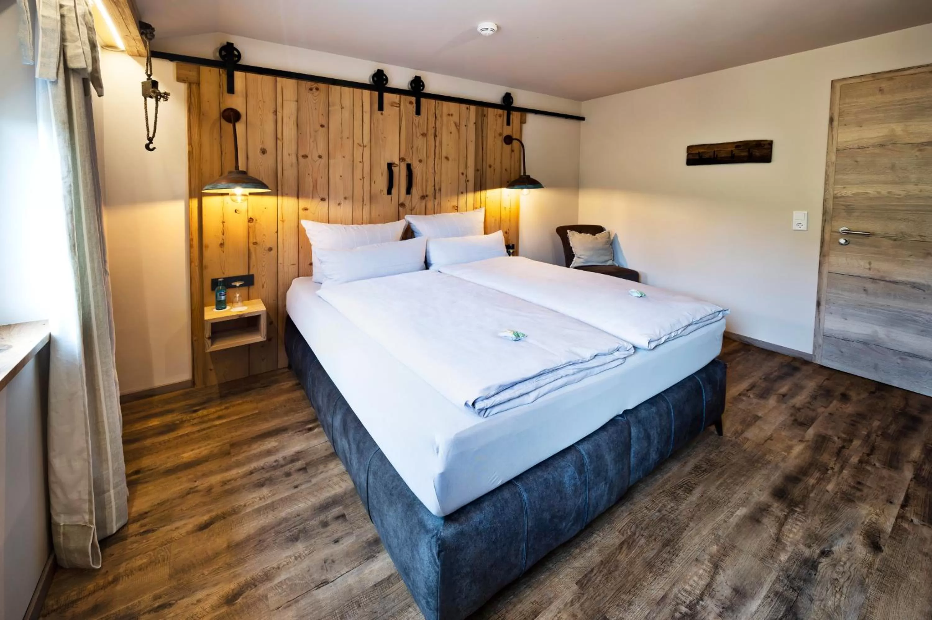 Photo of the whole room, Bed in Die Sperre