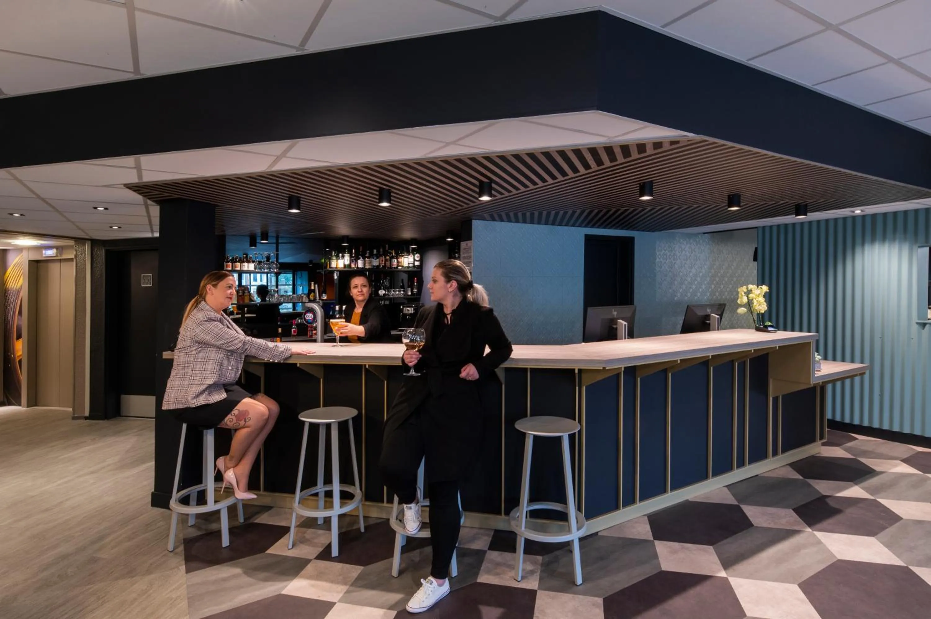 Lounge or bar in ibis Cergy Pontoise Le Port
