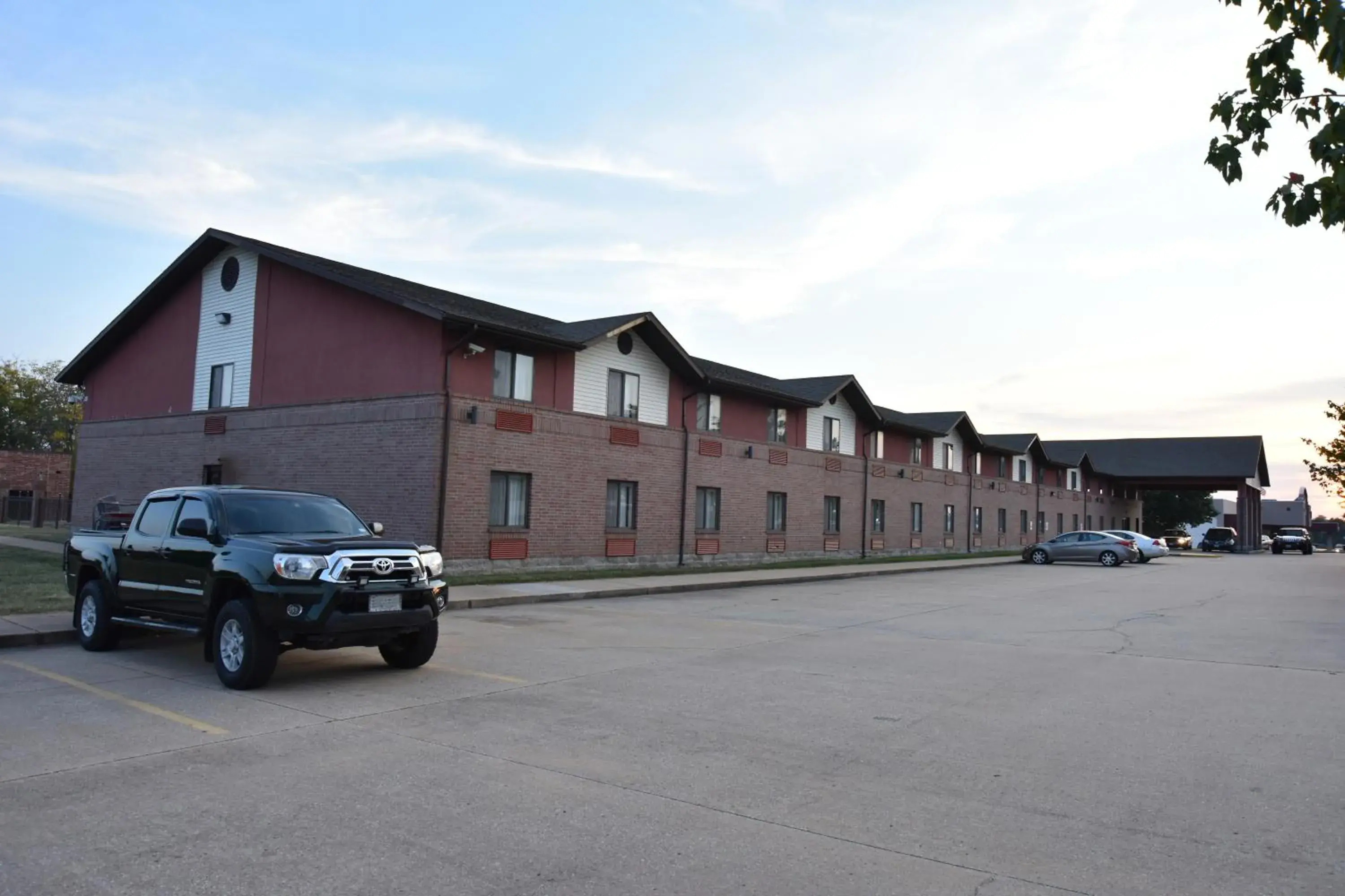 Property building in Super 8 by Wyndham Springfield-Battlefield Property building in Super 8 by Wyndham Springfield-Battlefield