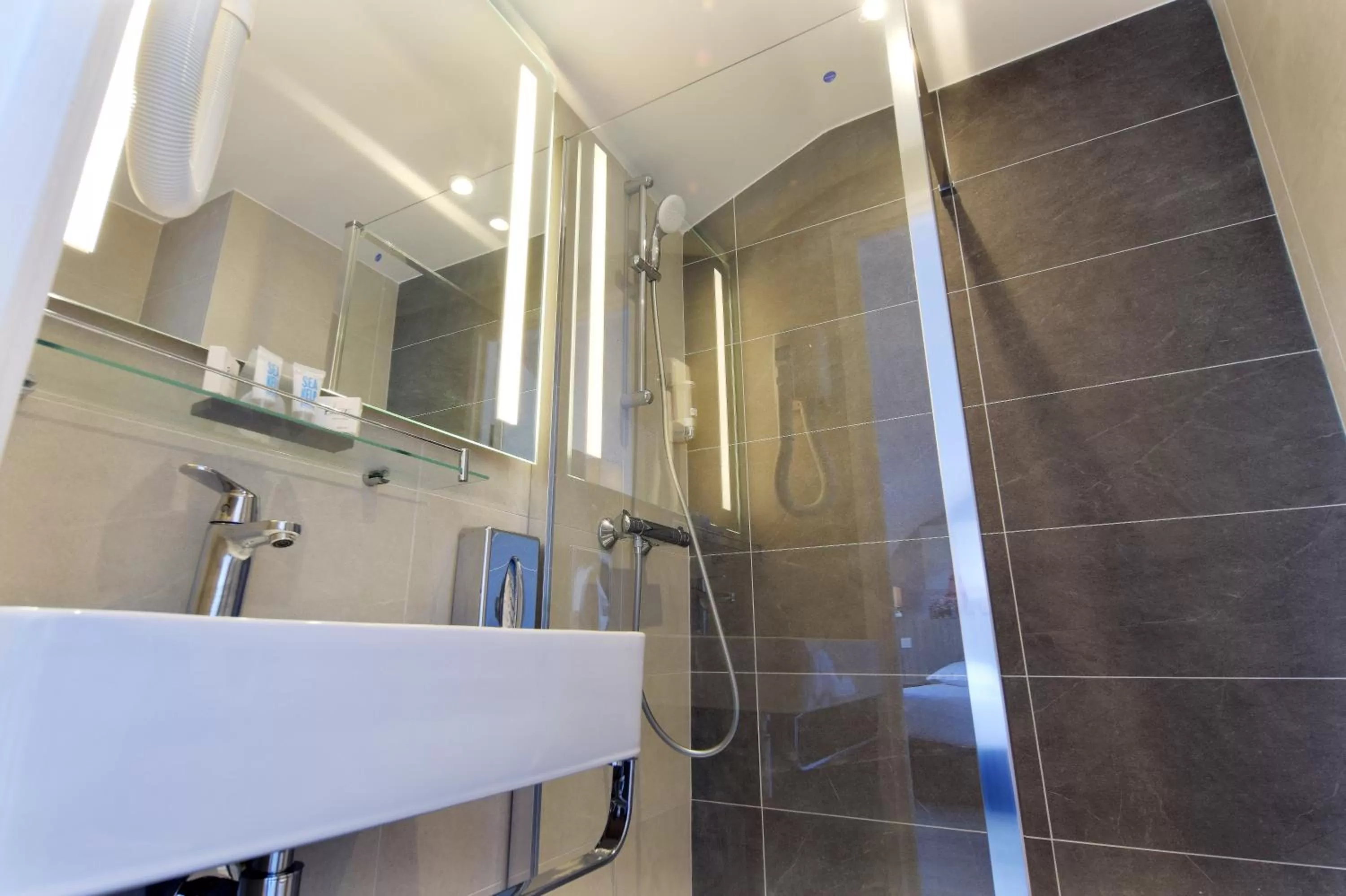 Bathroom in Avia Hôtel Saphir Montparnasse