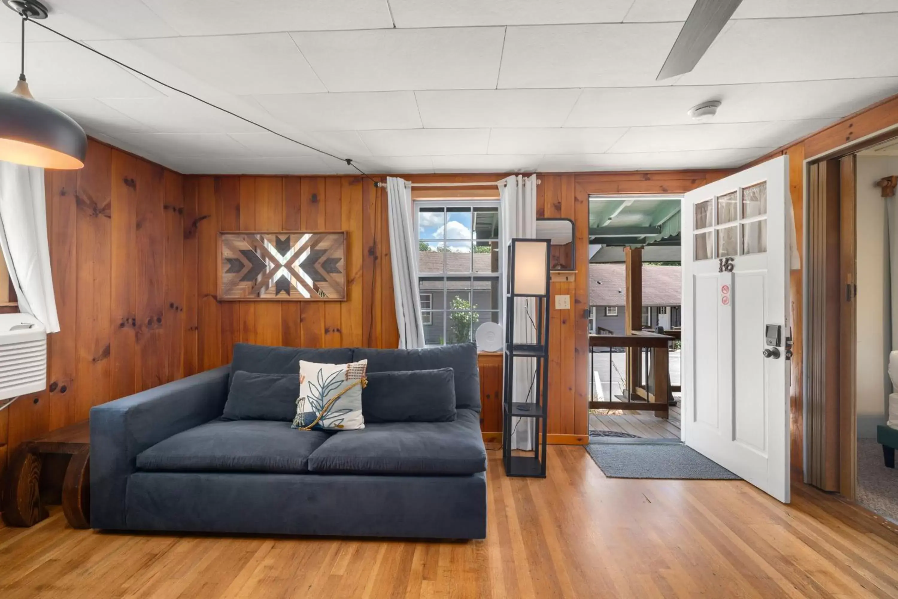 Living room, Seating Area in CedarWood Inn