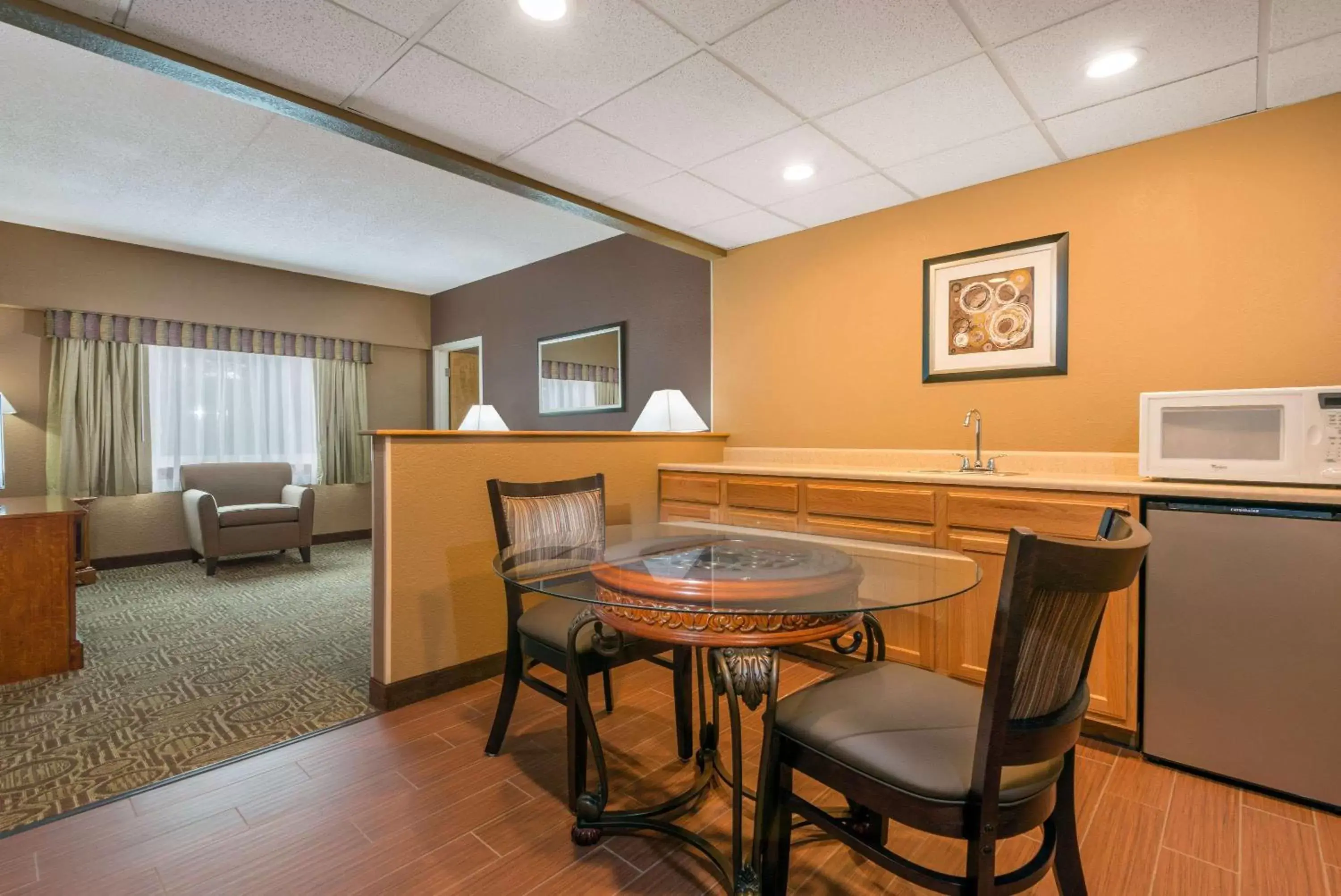 Photo of the whole room, Dining Area in Ramada by Wyndham Paintsville Hotel & Conference Center
