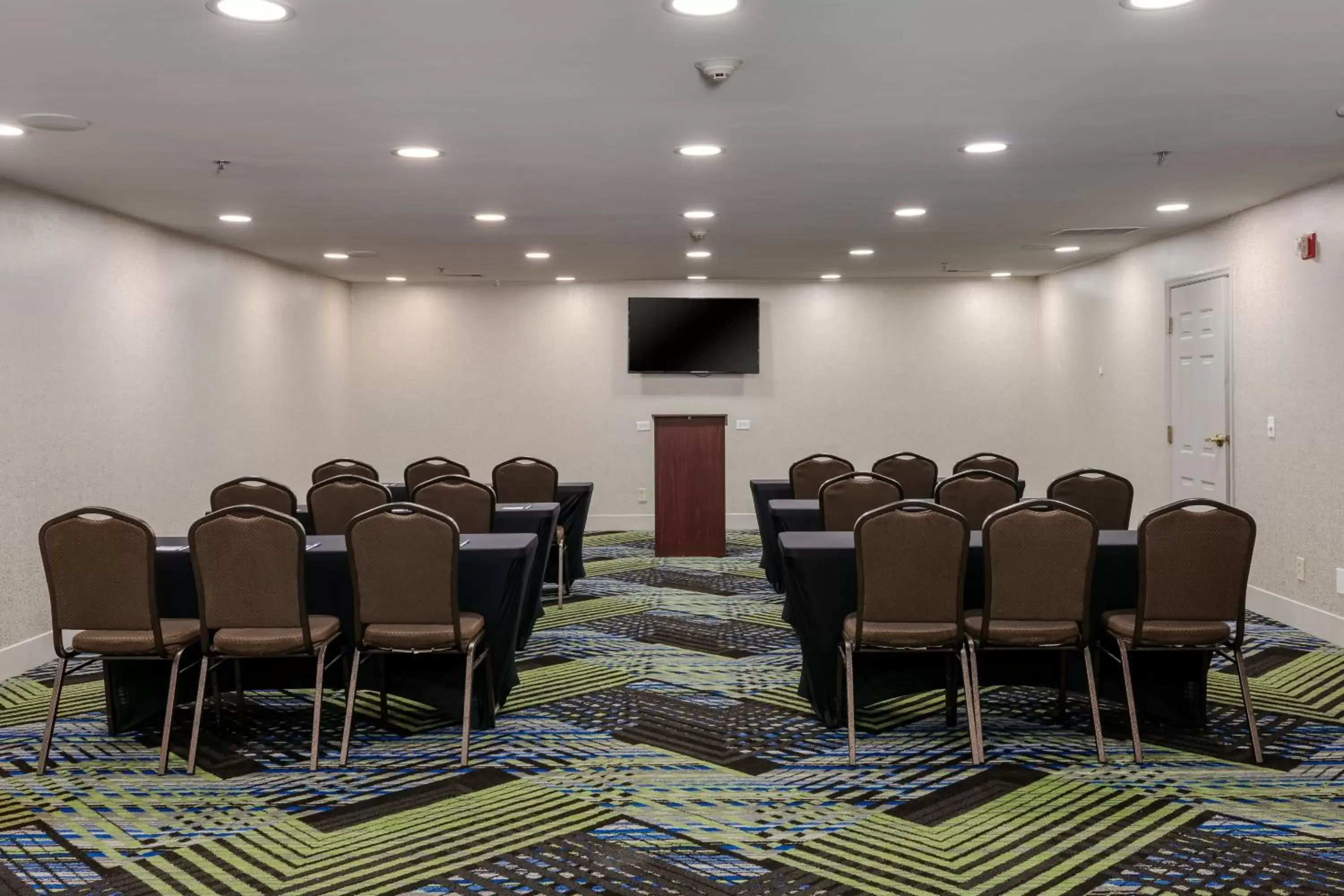 Meeting/conference room in Holiday Inn Express Alpharetta - Roswell, an IHG Hotel