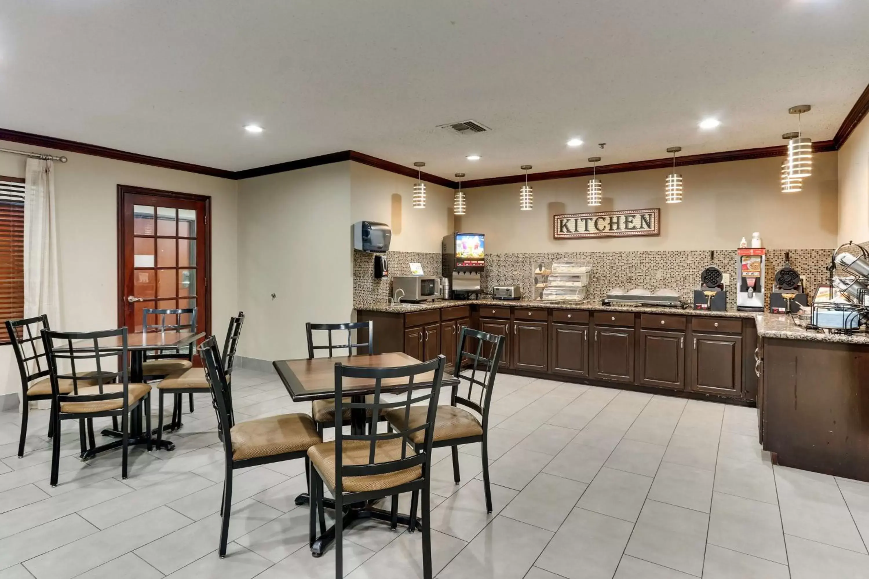 Breakfast, Restaurant/Places to Eat in Best Western PLUS University Inn & Suites