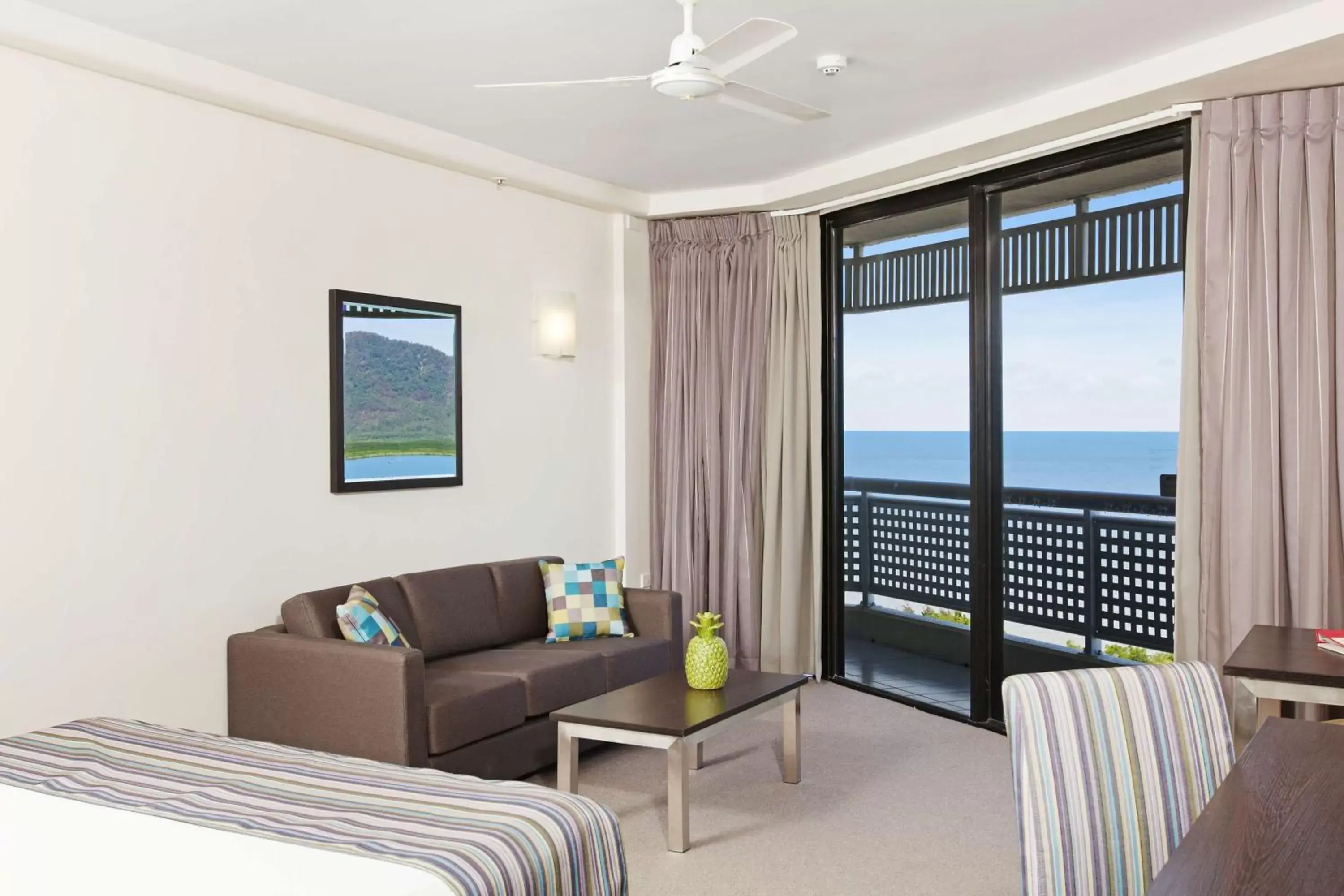 Bedroom, Seating Area in Rydges Esplanade Resort Cairns