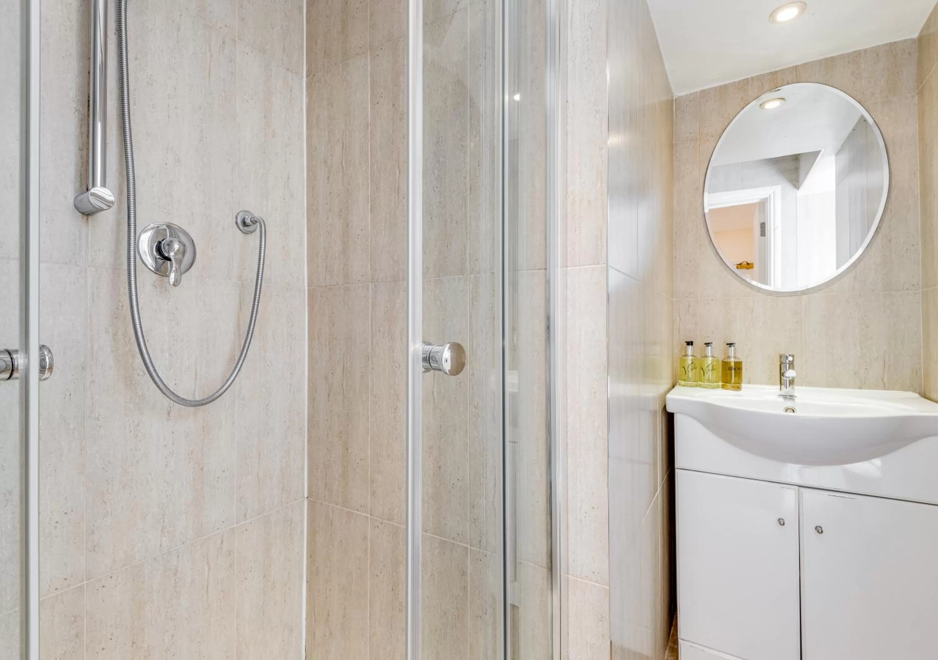 Shower in 1 Lexham Gardens Hotel