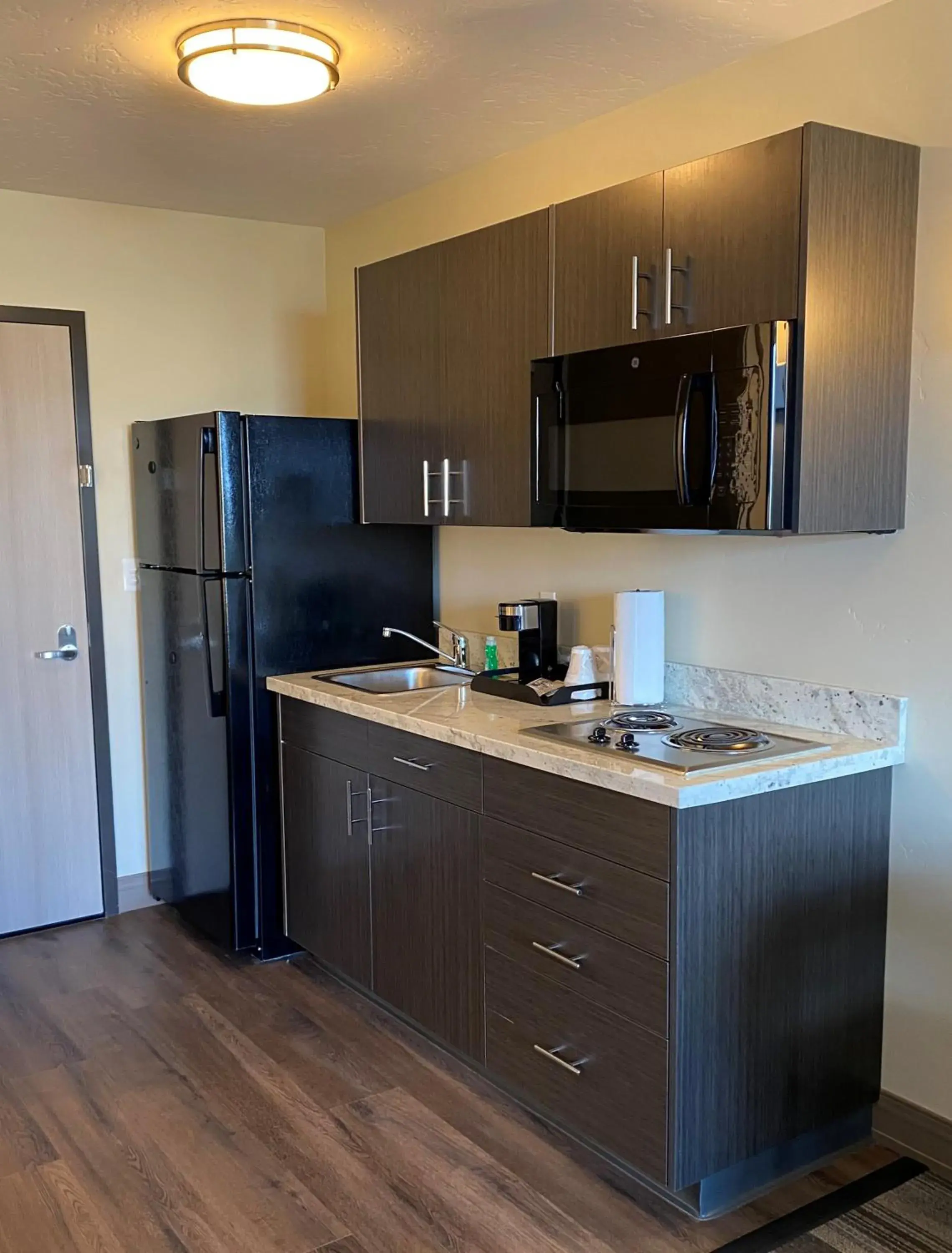 Coffee/tea facilities, Kitchen/Kitchenette in Simple Suites Boise Airport
