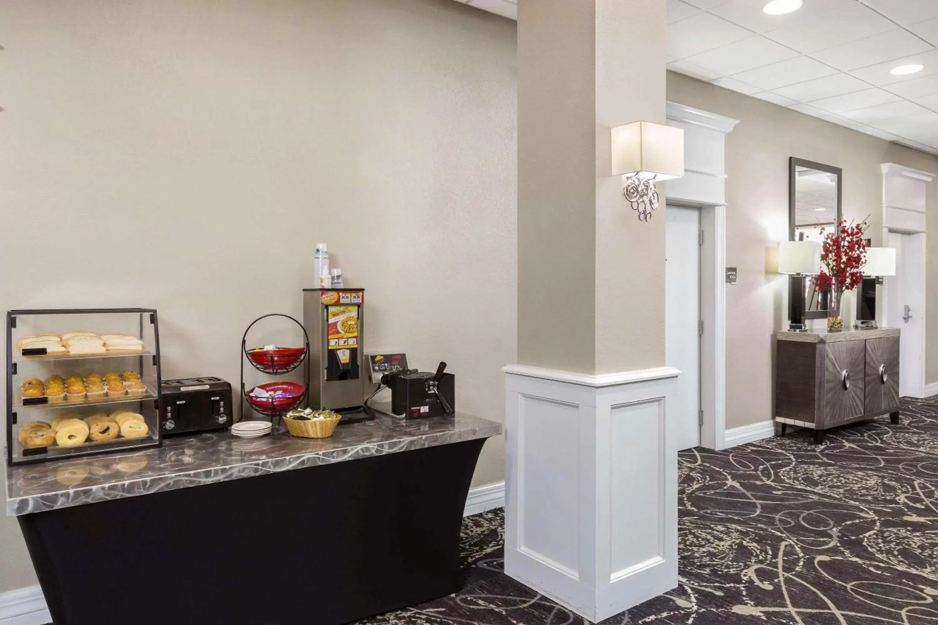 Restaurant/places to eat, Kitchen/Kitchenette in Ramada by Wyndham Des Moines Airport