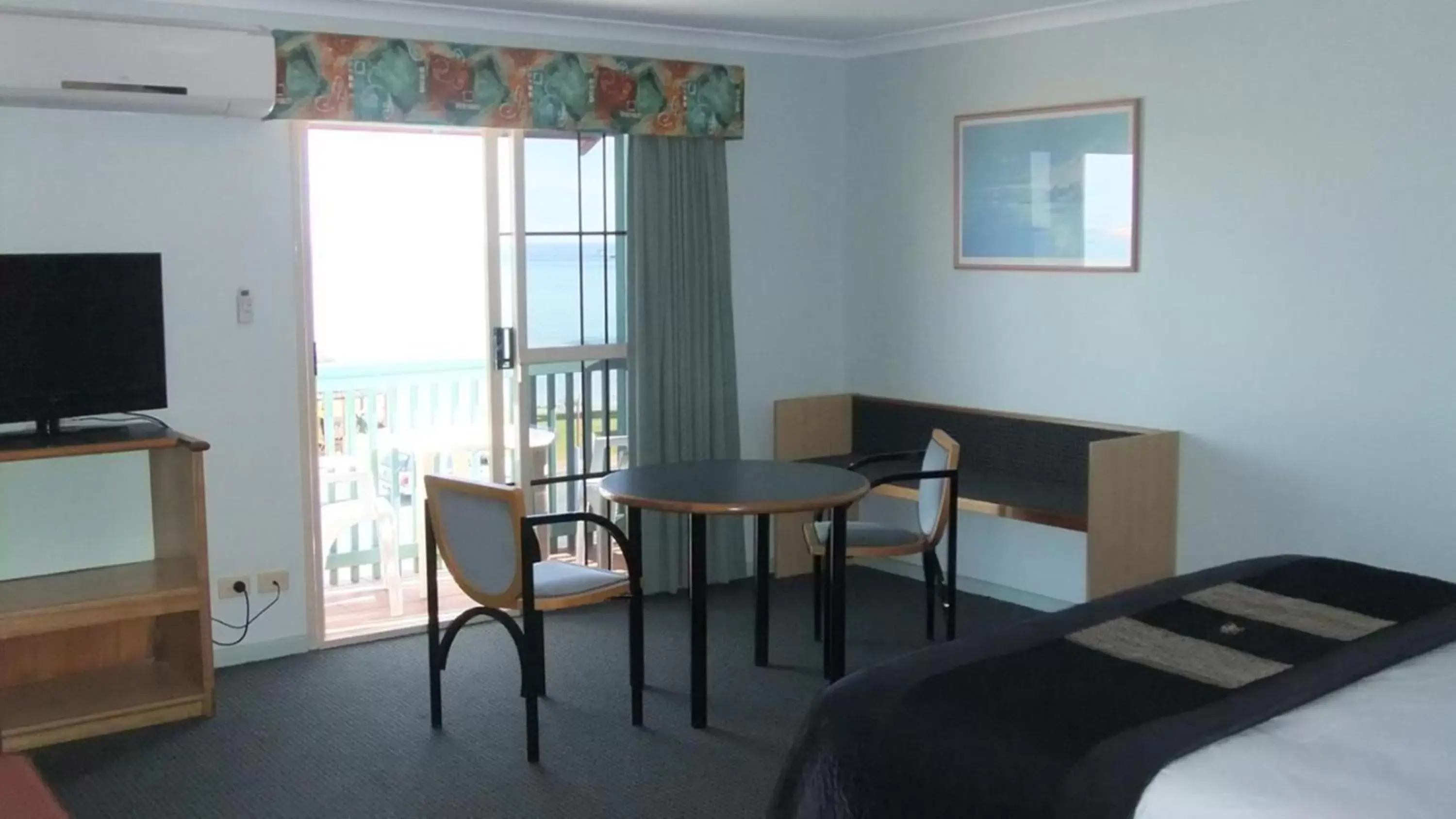 Living room, TV/Entertainment Center in Heritage Resort Shark Bay