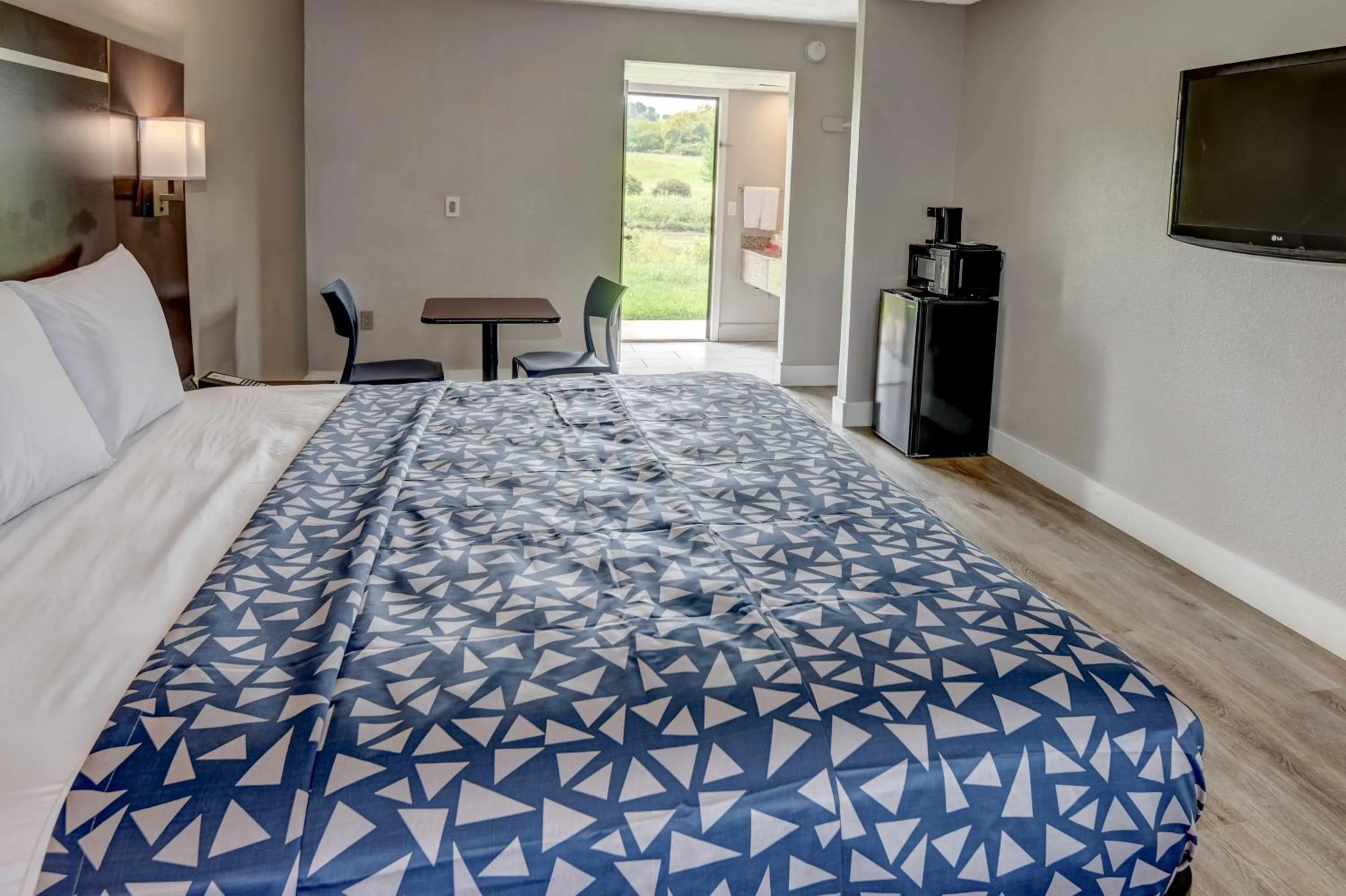 Bed in Econo Lodge Sevierville-Pigeon Forge on the River