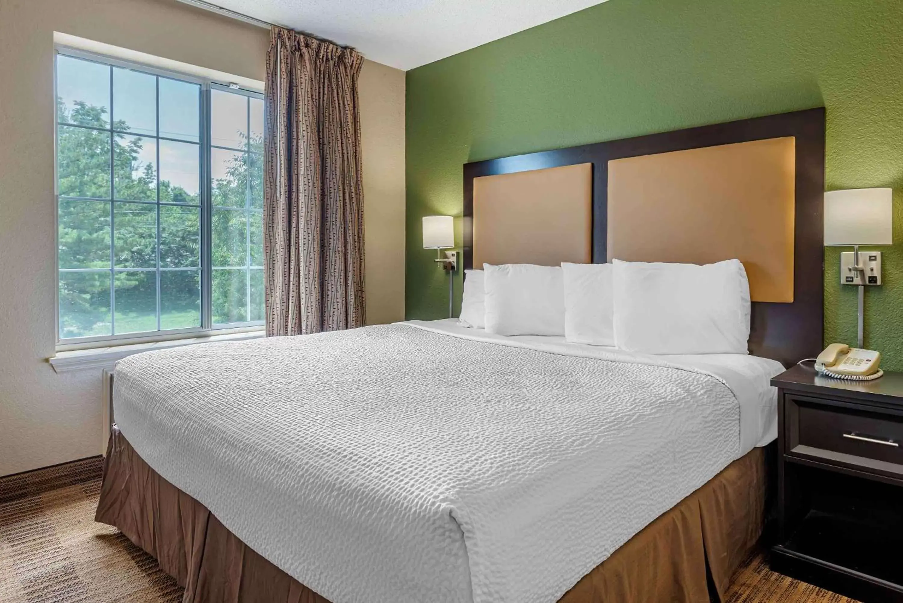 Bedroom, Bed in Extended Stay America Suites - Philadelphia - King of Prussia