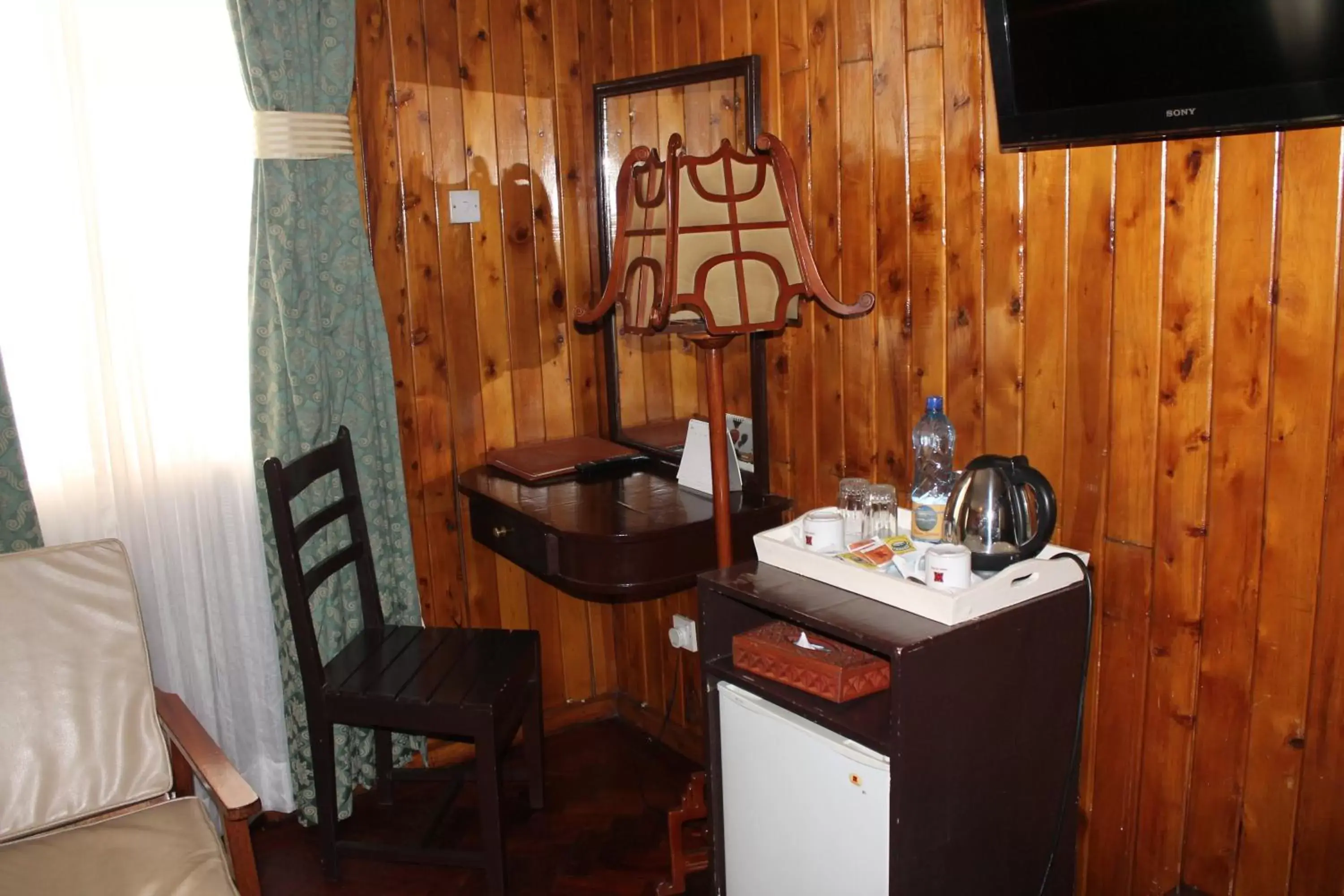 Seating area, Bathroom in The Oakwood Hotel