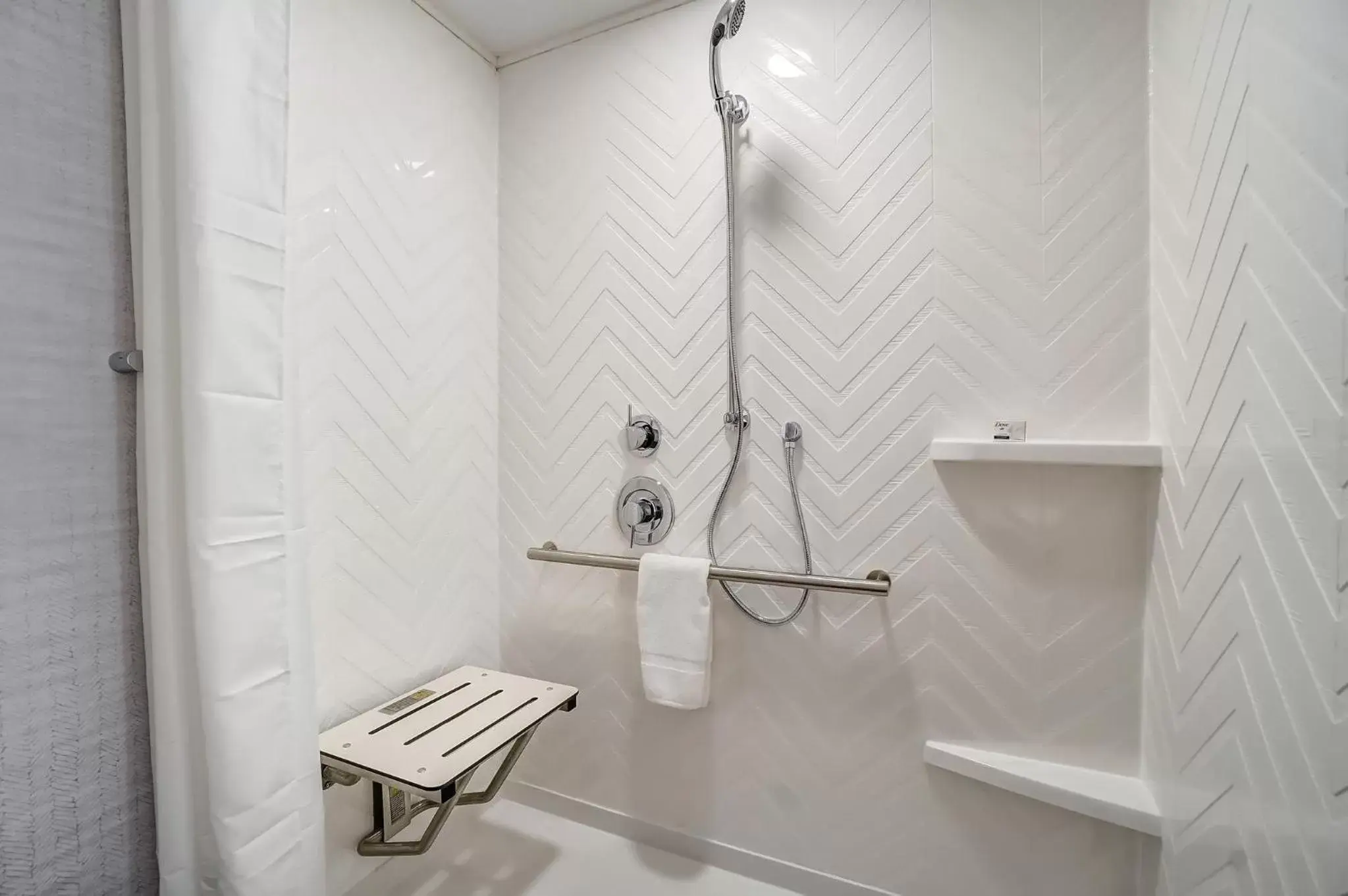 Standard King Room with Mobility Accessible Roll-In Shower in Holiday Inn Gatineau - Ottawa by IHG Standard King Room with Mobility Accessible Roll-In Shower in Holiday Inn Gatineau - Ottawa by IHG