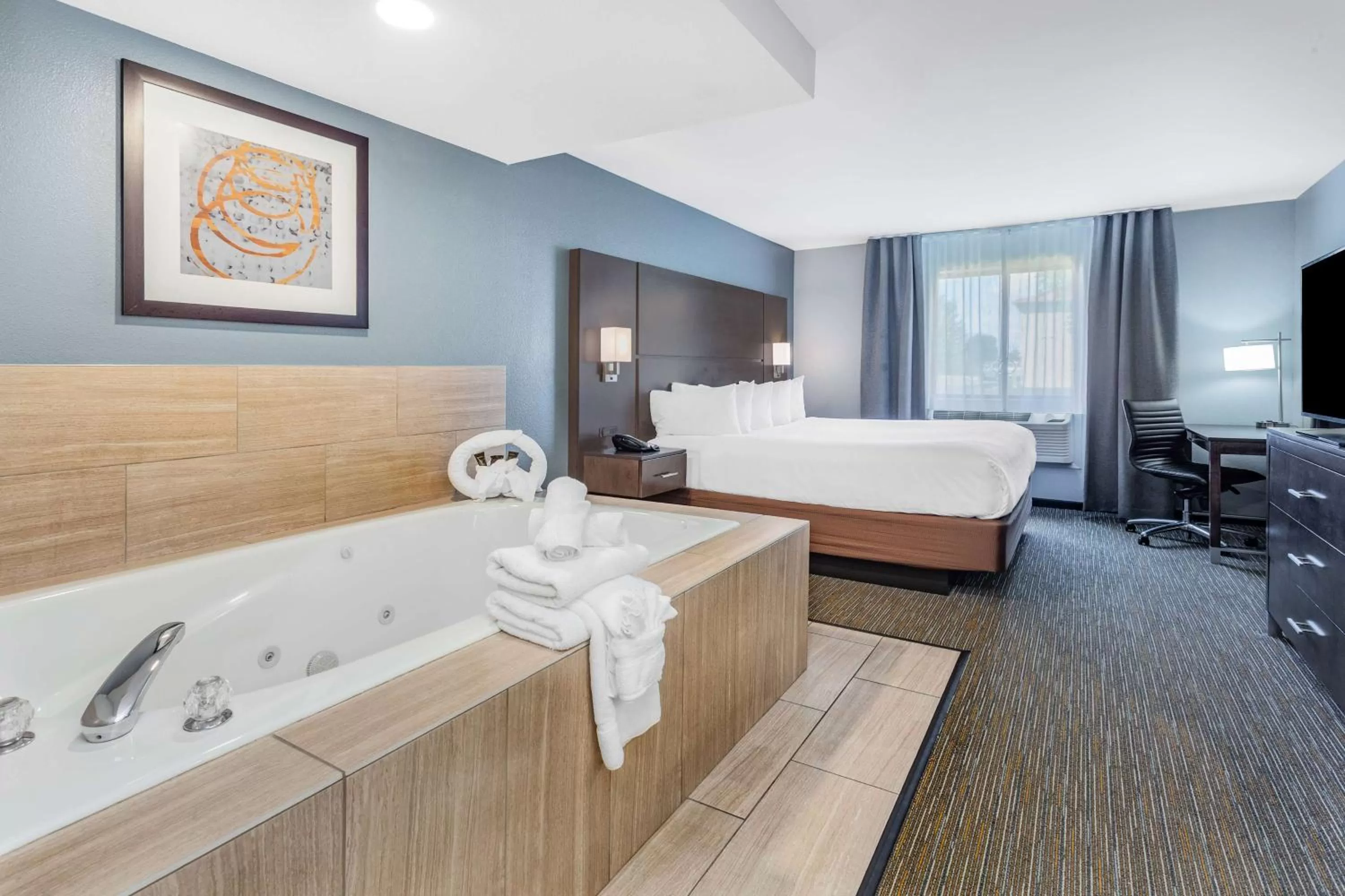 Photo of the whole room, Bed in Wingate by Wyndham Wisconsin Dells Waterpark