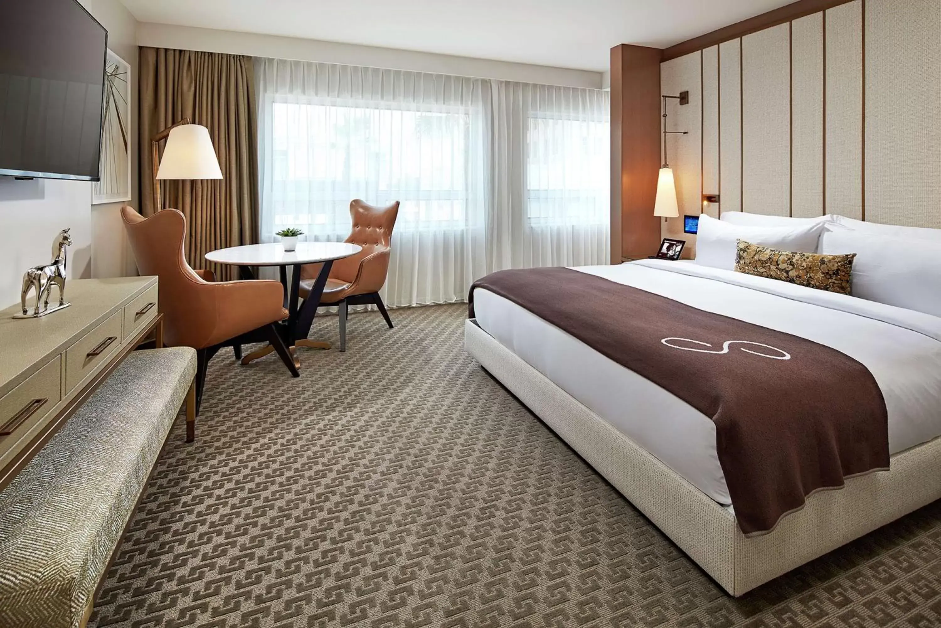 Deluxe King Room - Hearing Accessible  in The Statler Dallas, Curio Collection By Hilton