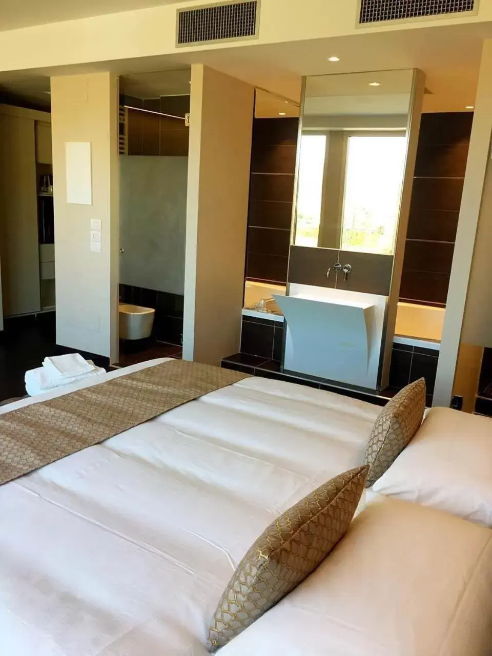 Shower, Bed in Hotel Datini