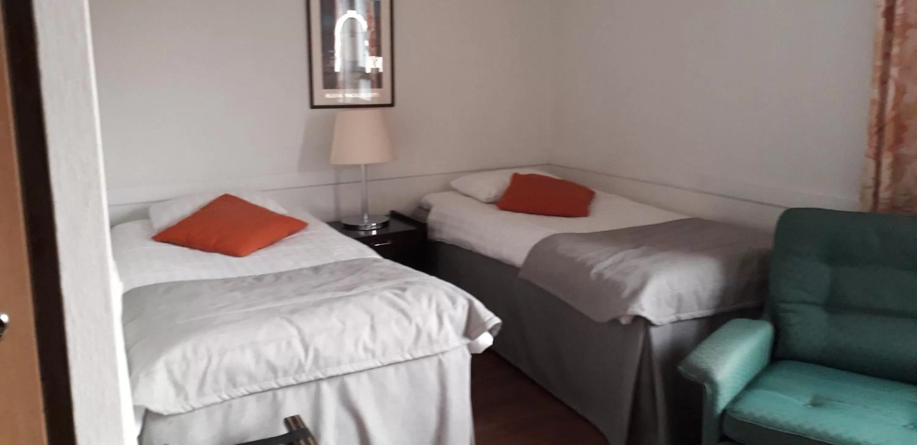 Photo of the whole room, Bed in Kauppahotelli