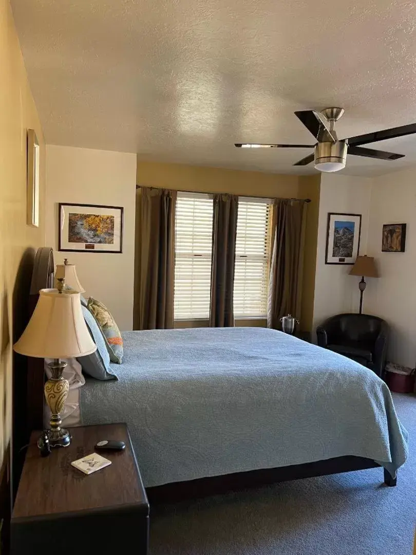 Deluxe Queen Room with Mountain View in Harvest House Bed and Breakfast Deluxe Queen Room with Mountain View in Harvest House Bed and Breakfast