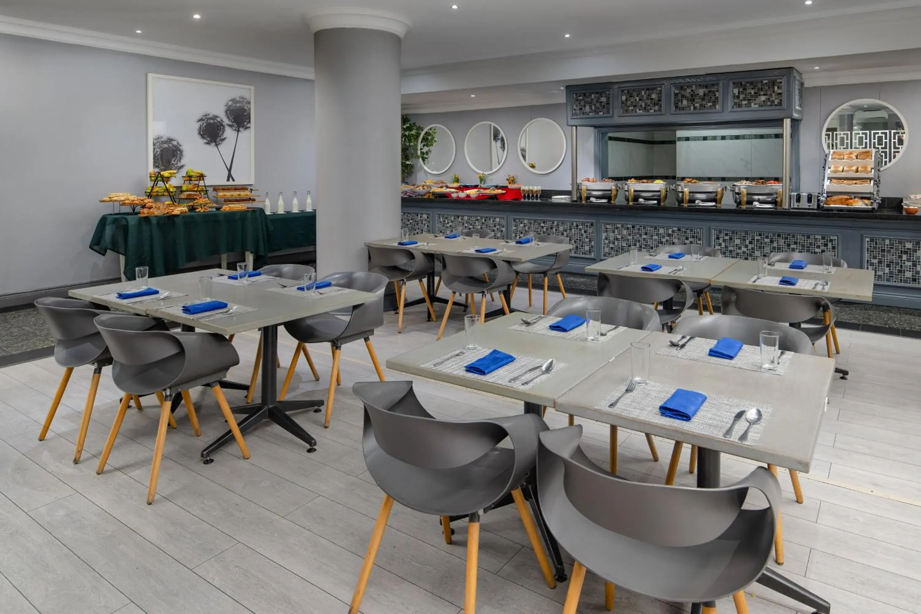 Breakfast in Holiday Inn Johannesburg OR Tambo Airport Hotel by IHG Breakfast in Holiday Inn Johannesburg OR Tambo Airport Hotel by IHG