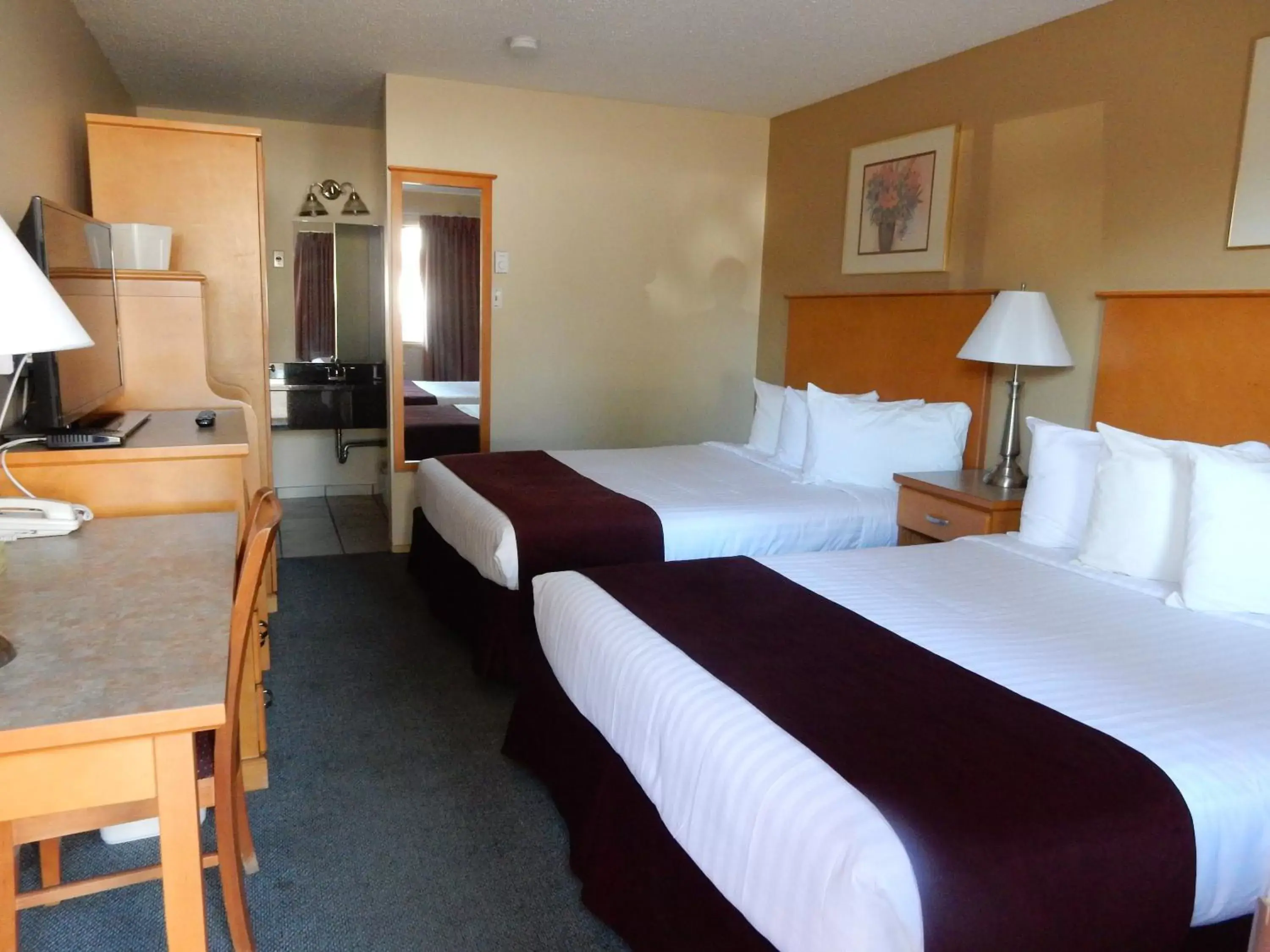Bed in Canadas Best Value Inn & Suites-Vernon Bed in Canadas Best Value Inn & Suites-Vernon
