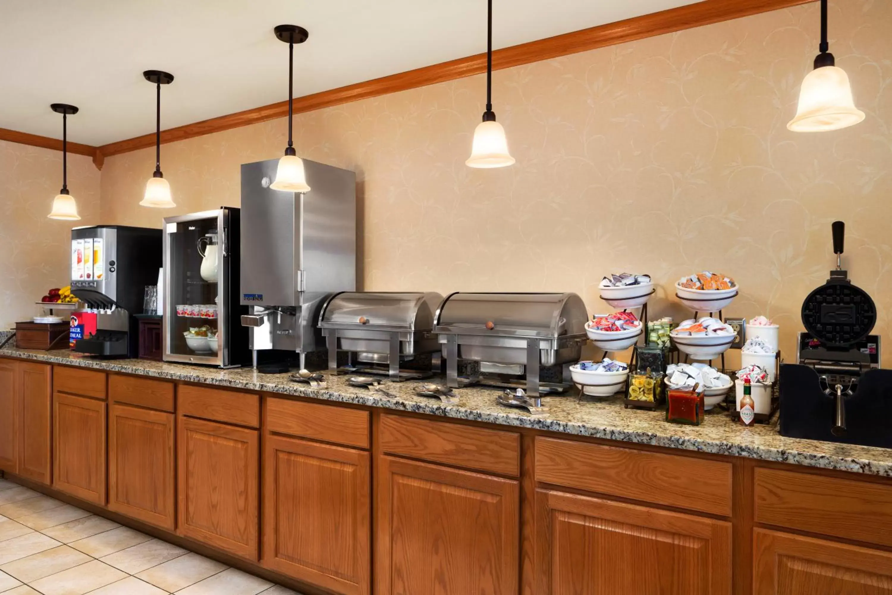 Continental breakfast in Country Inn & Suites by Radisson, Kenosha, WI