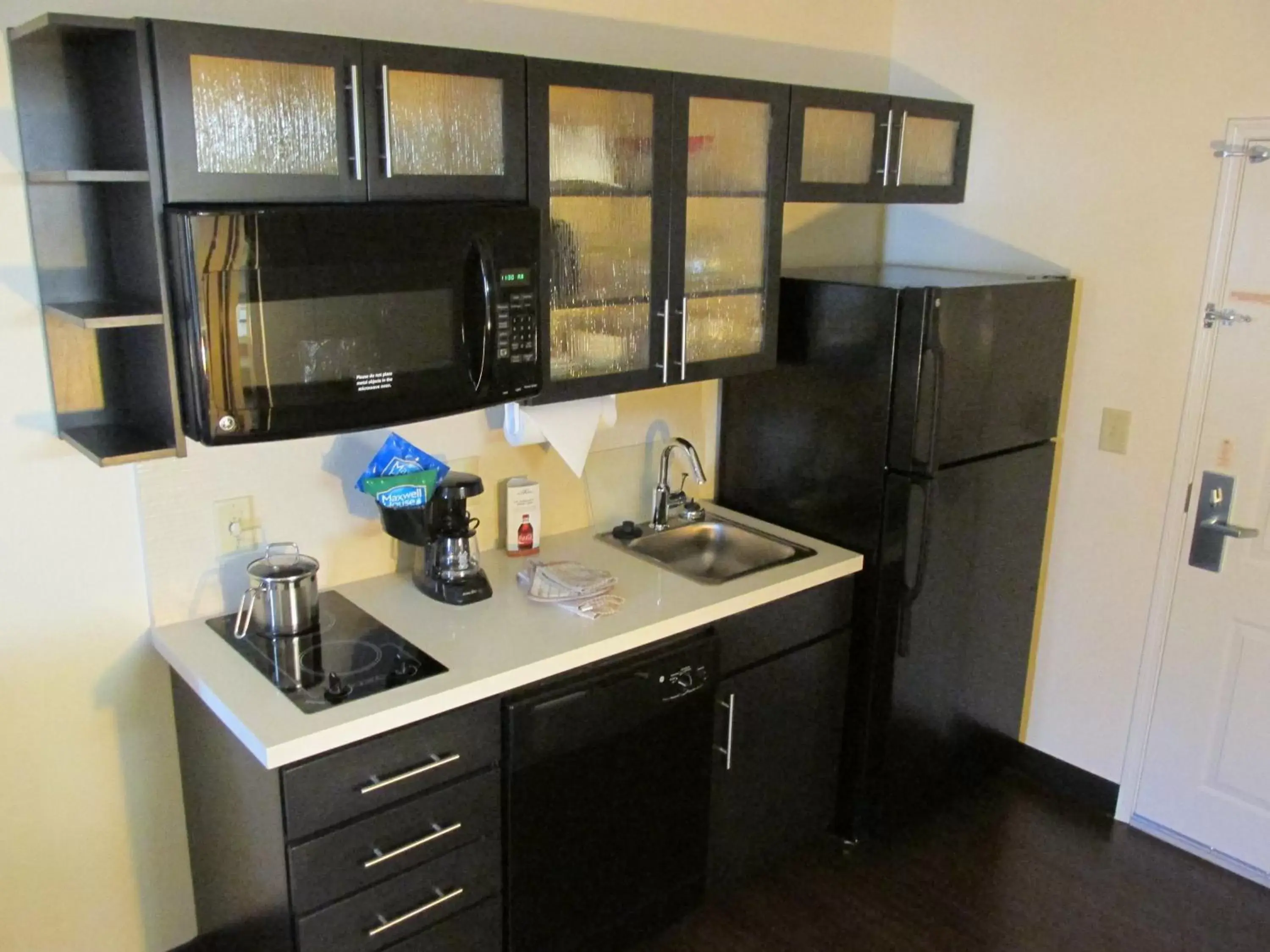 Photo of the whole room, Kitchen/Kitchenette in Candlewood Suites Greenville, an IHG Hotel