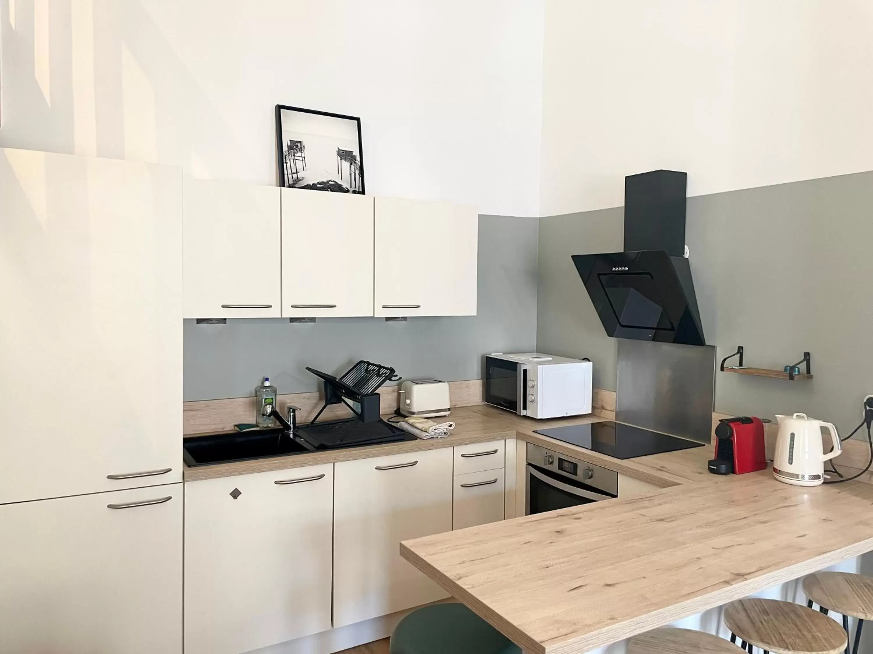 Dining area, Kitchen/Kitchenette in Mon Appart Hôtel Limoges Centre Parking