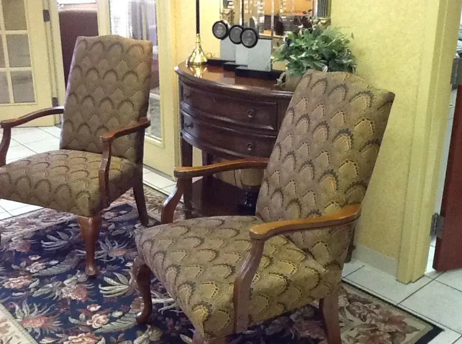 Seating area in Ramada Hotel Ashland-Catlettsburg