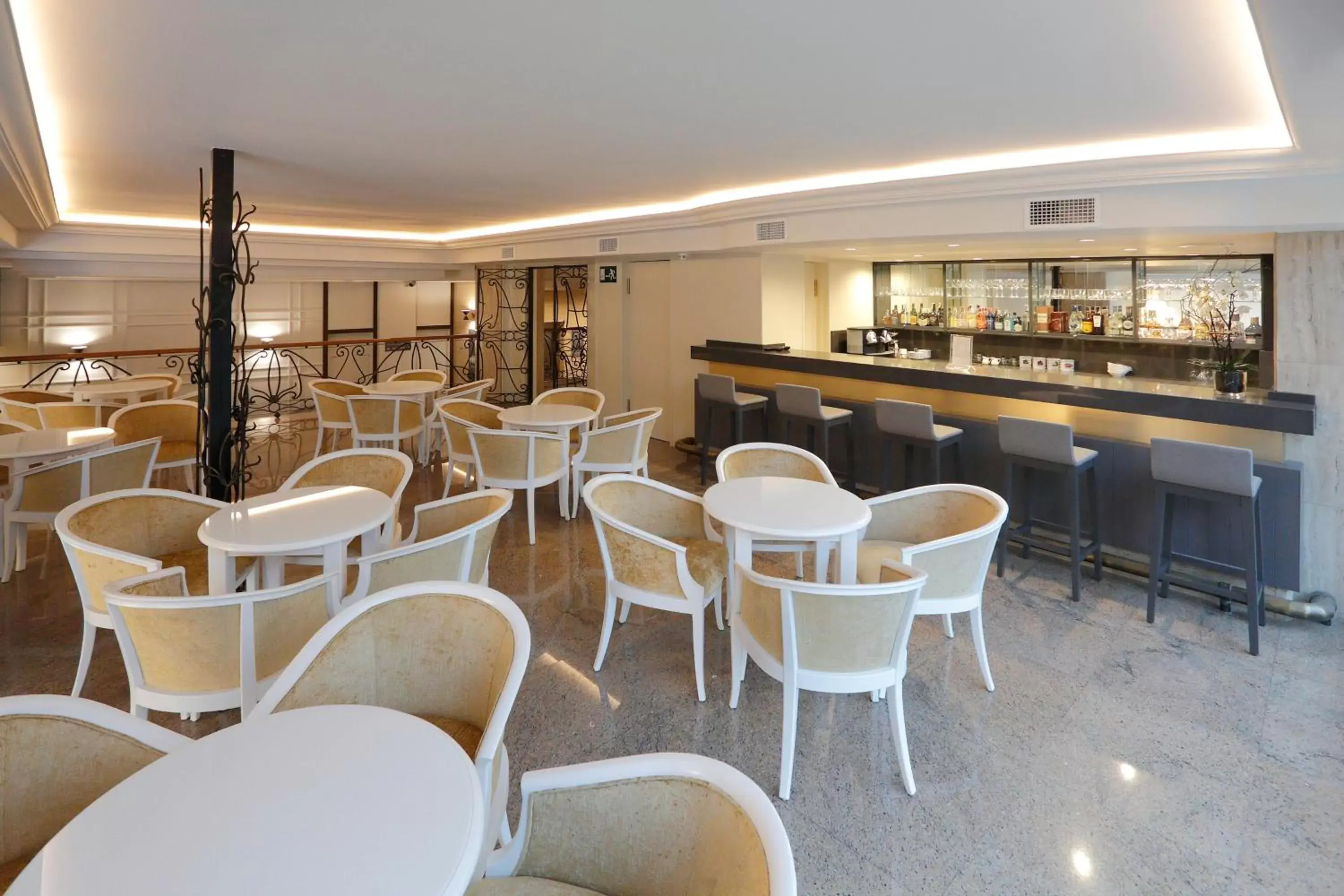 Lounge or bar, Restaurant/Places to Eat in Sercotel Alfonso XIII