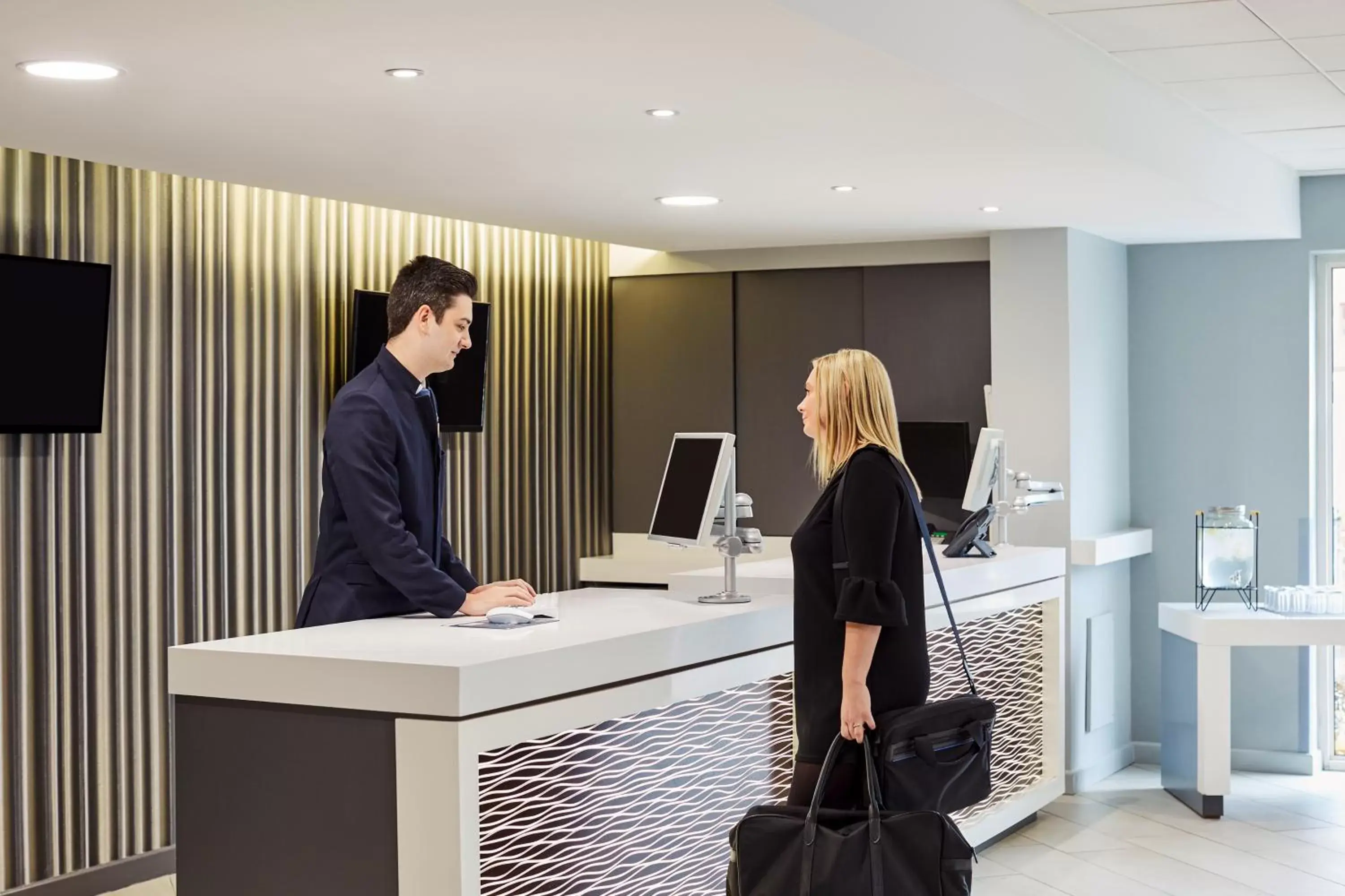 Lobby or reception in Novotel Wolverhampton City Centre