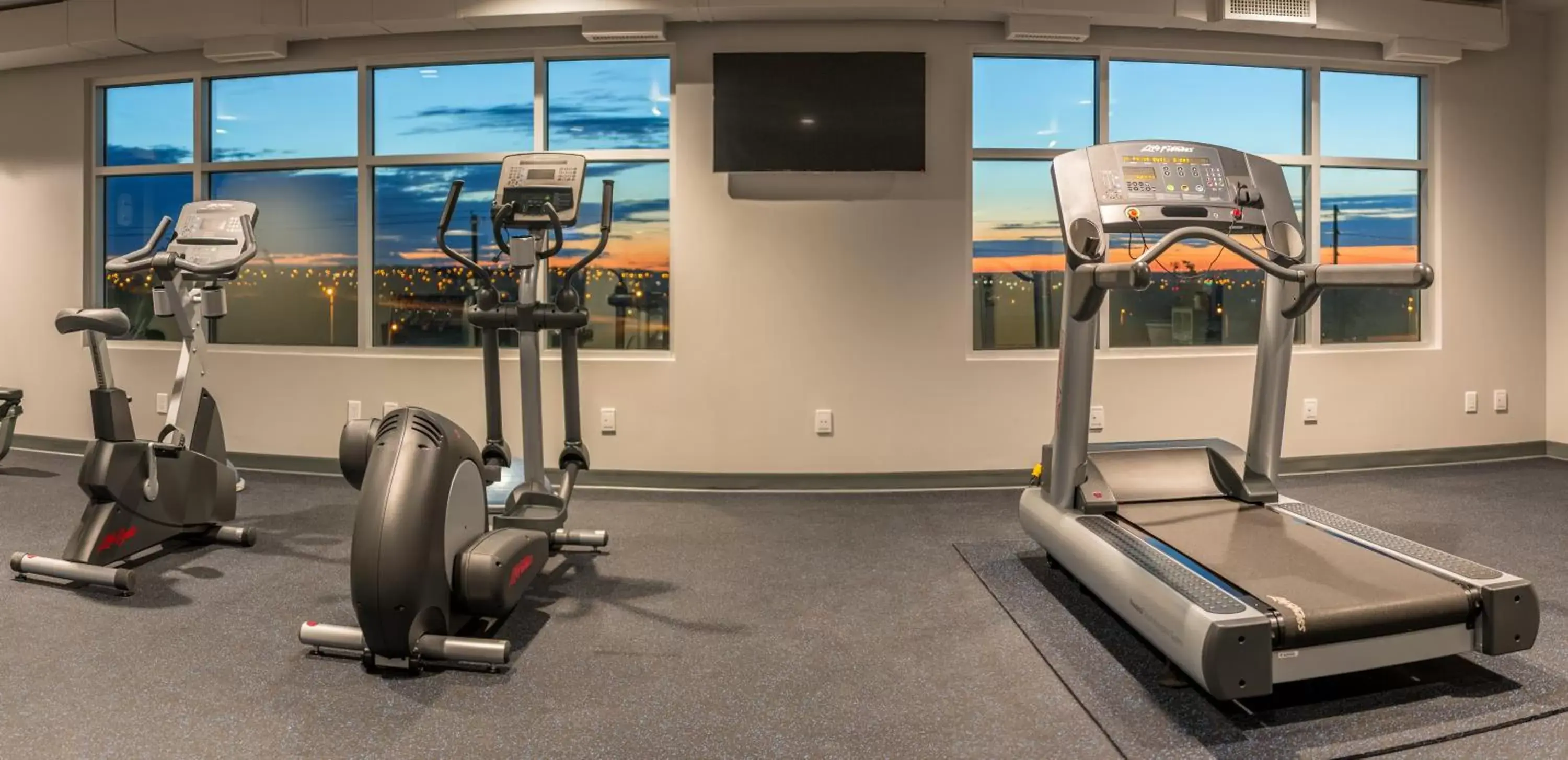 Fitness centre/facilities, View in Applause Hotel Calgary Airport by CLIQUE