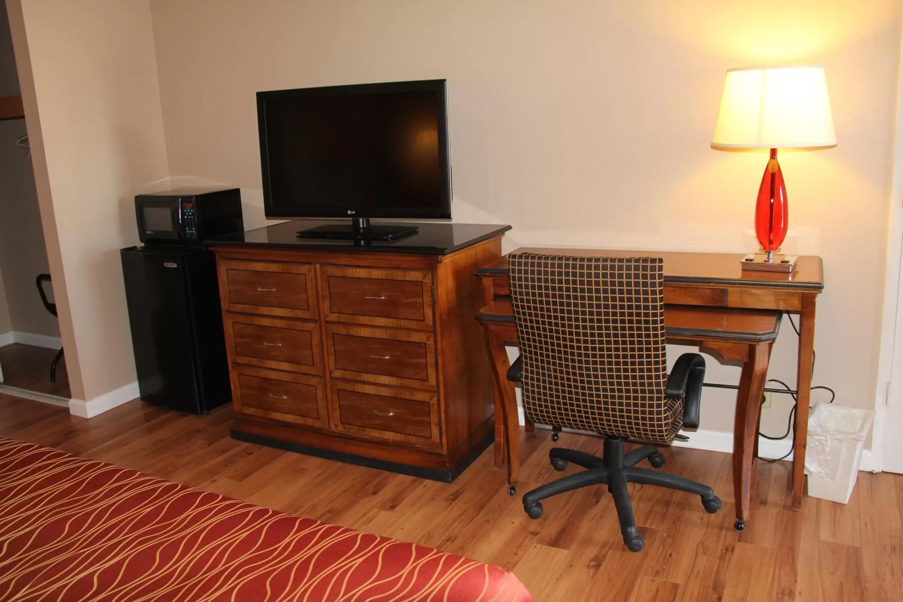 TV and multimedia, TV/Entertainment Center in Franciscan Inn Motel