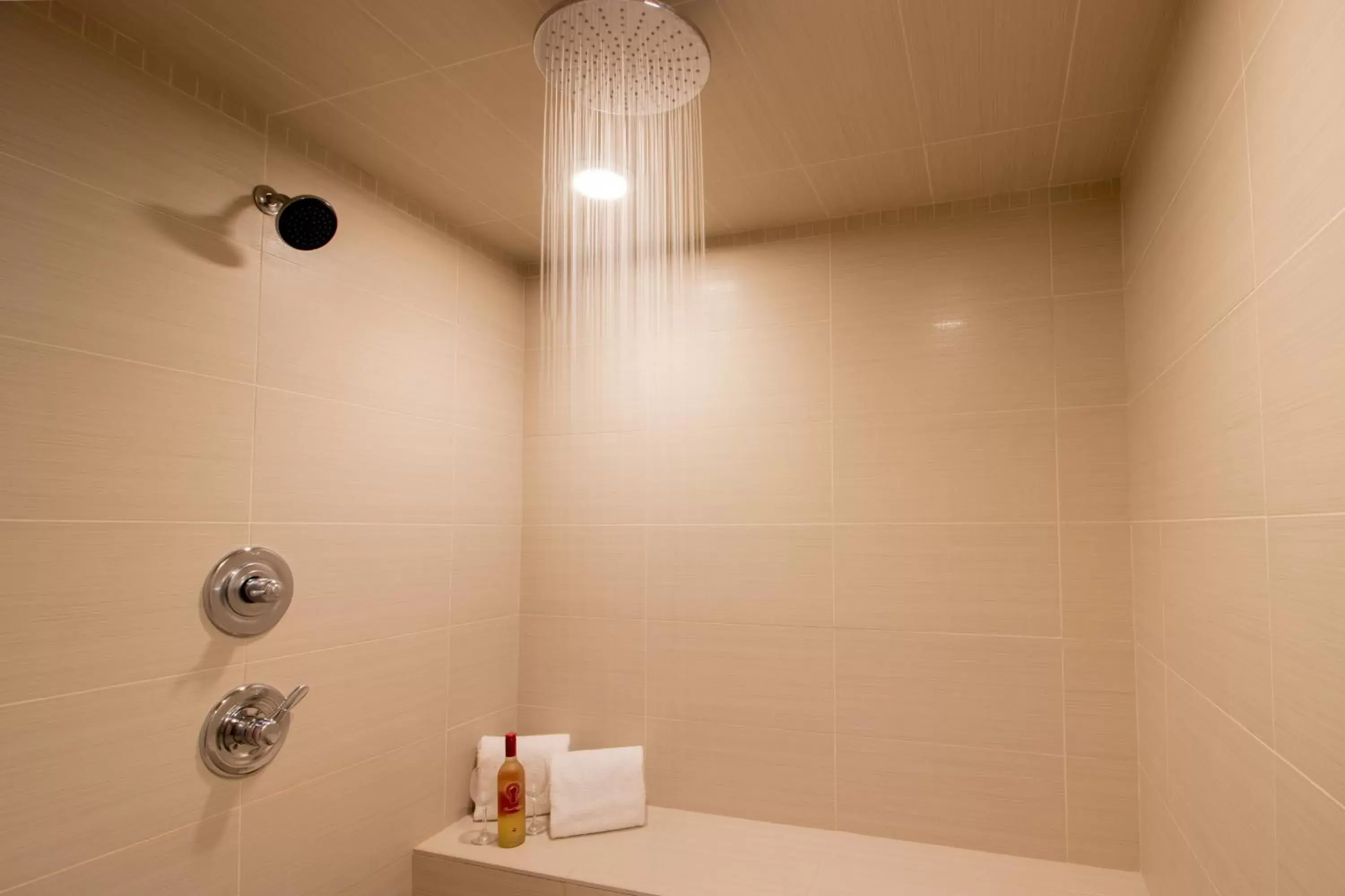 Shower, Bathroom in The Kanata by BCMInns Blairmore