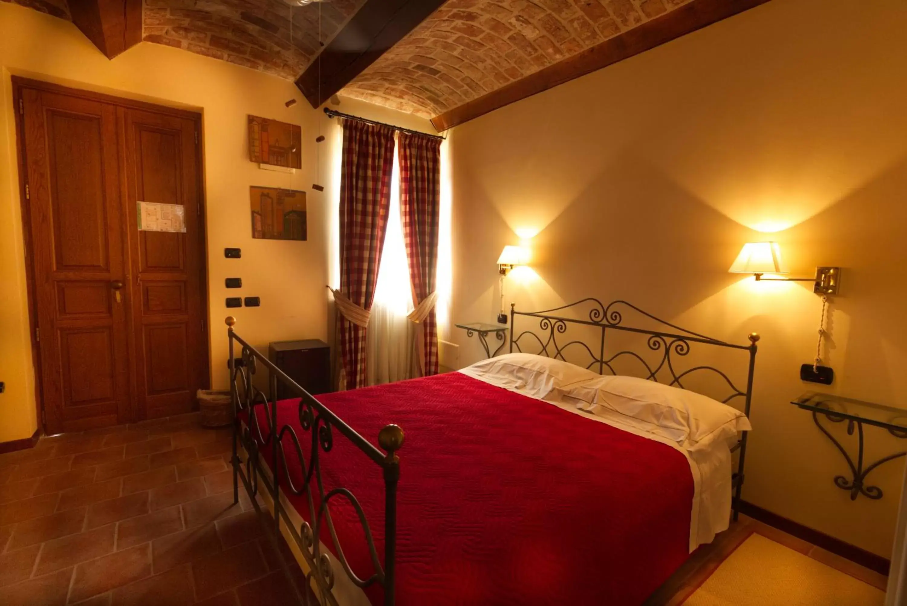 Photo of the whole room, Bed in Foresteria Ristorante Conti Roero