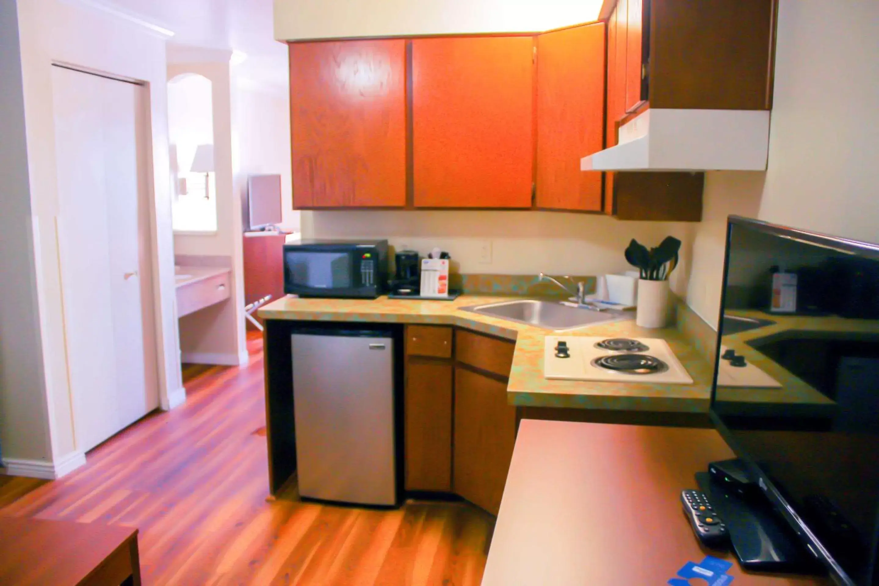 Photo of the whole room, Kitchen/Kitchenette in Rodeway Inn & Suites Lake Havasu City