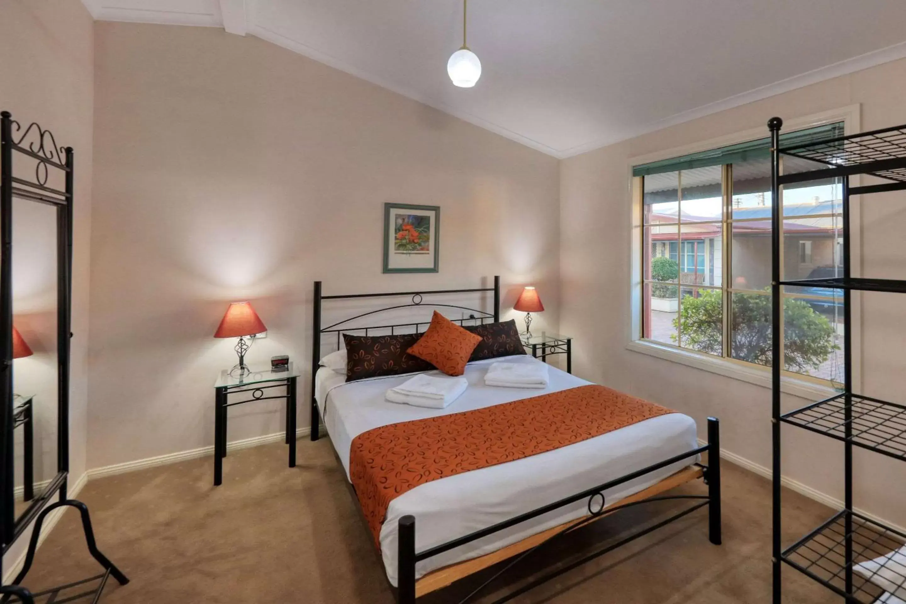 Bedroom, Bed in Comfort Inn Crystal Broken Hill Bedroom, Bed in Comfort Inn Crystal Broken Hill