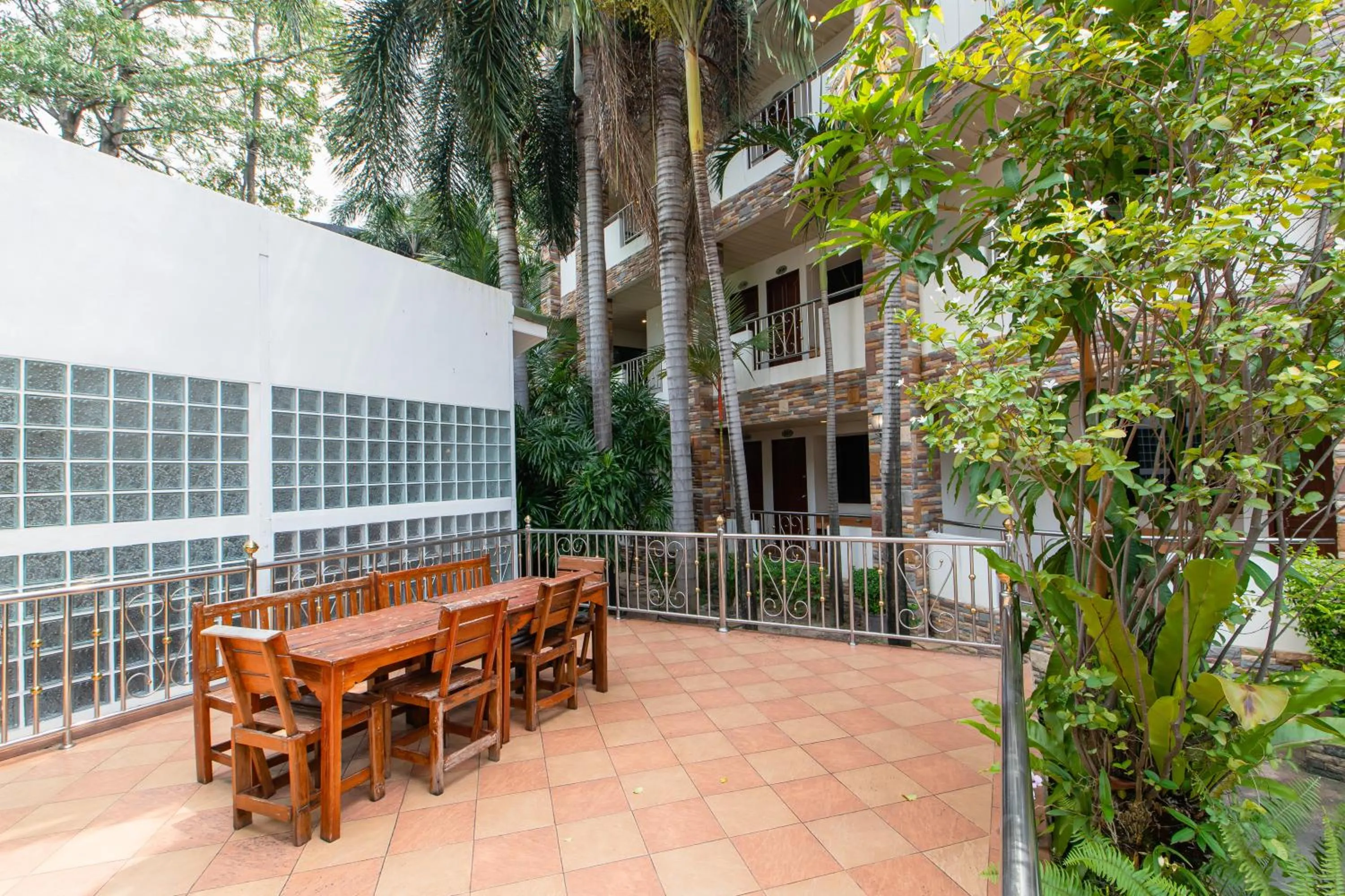 Dining area in Selina Place
