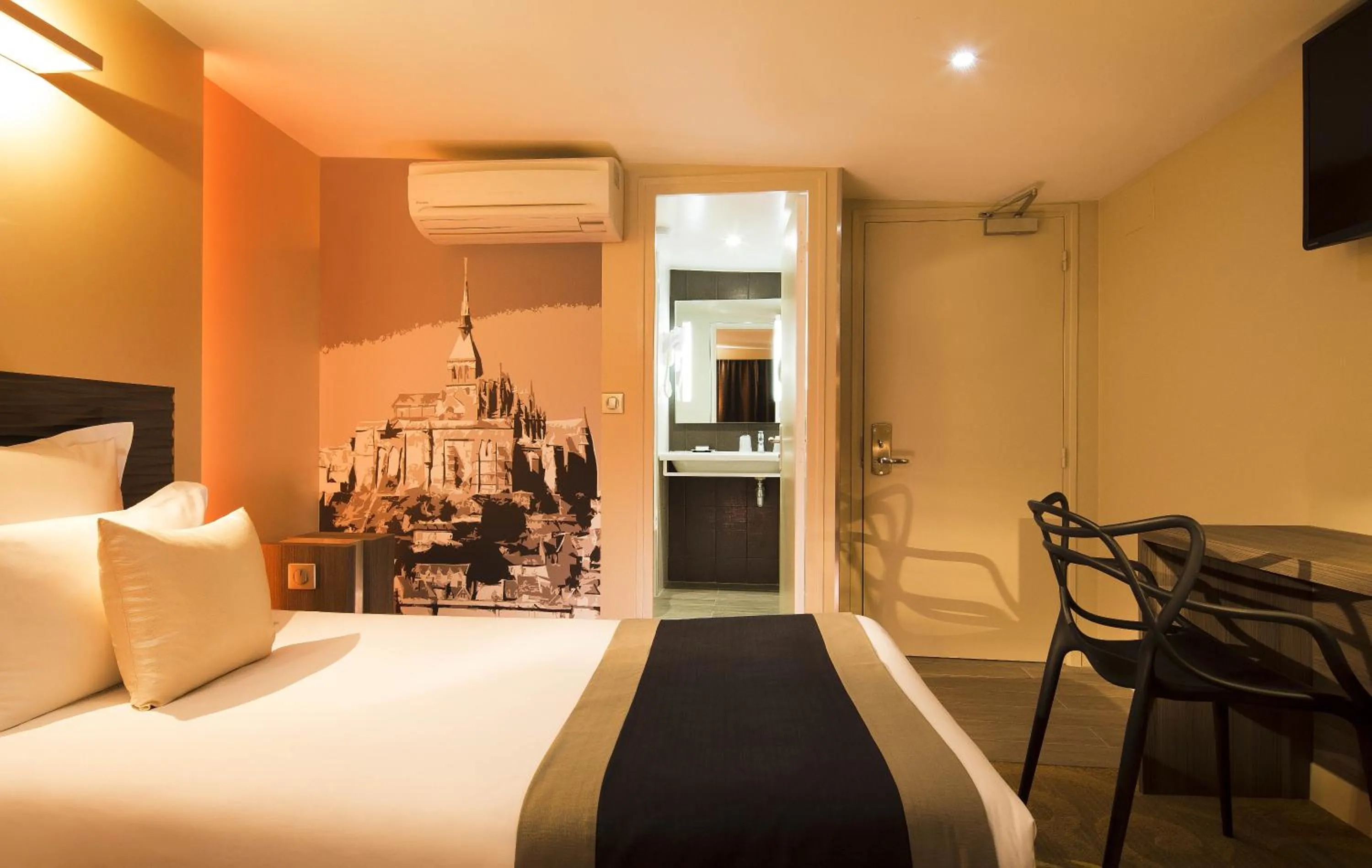 Bedroom, Bed in Hôtel Brésil Opéra SPA