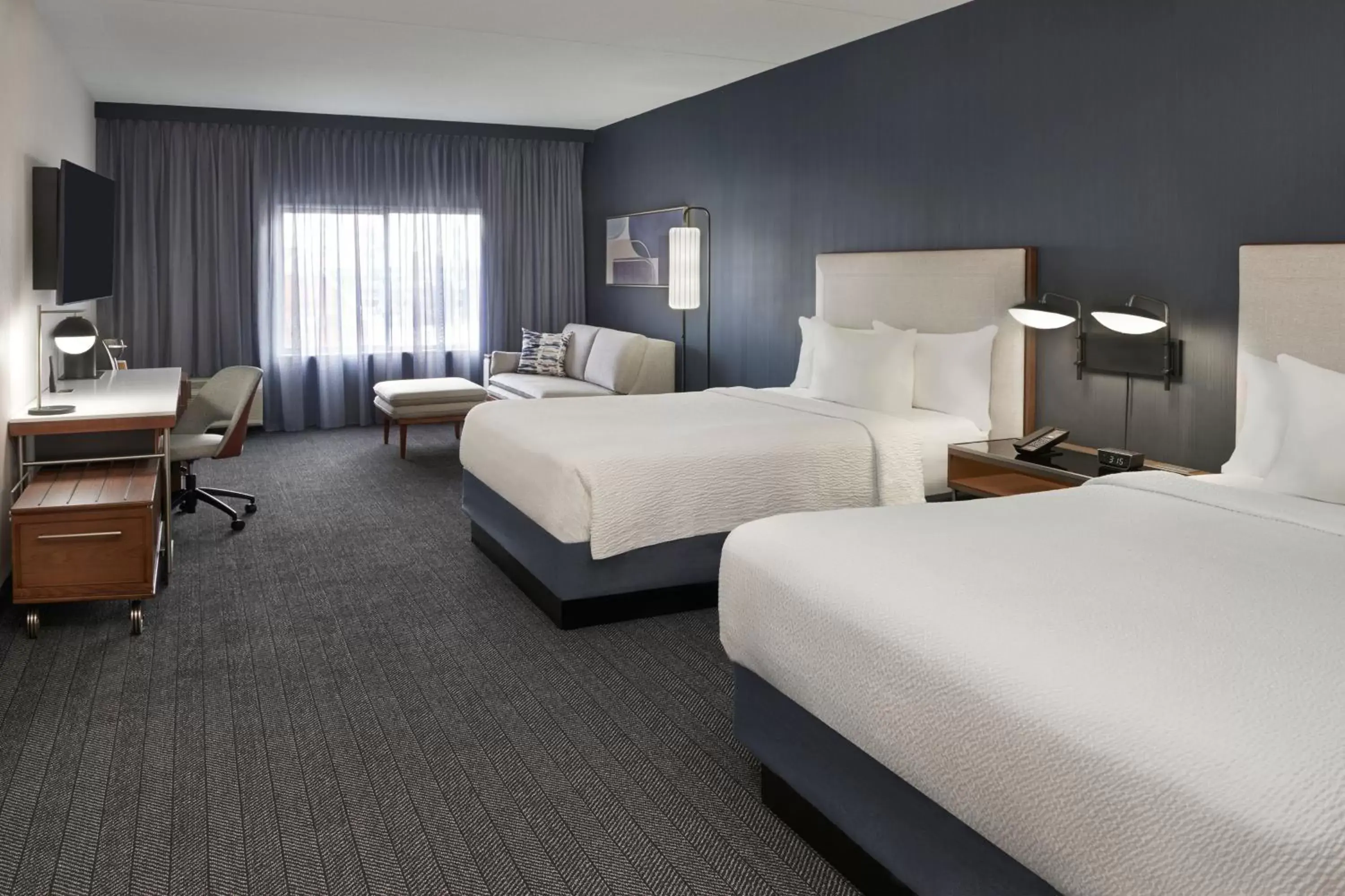 Photo of the whole room, Bed in Courtyard by Marriott Toronto Mississauga/Meadowvale